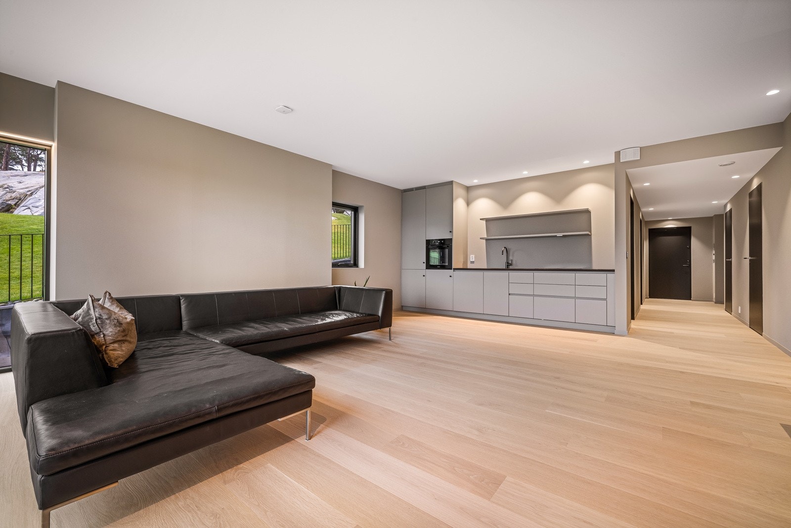 - Boligen har en egen utleiedel/ungdomsavdeling med åpen stue/kjøkkenløsning på ca 36 kvm. Kjøkkenet er i malt ask med granitt bankeplate - Galleribilde