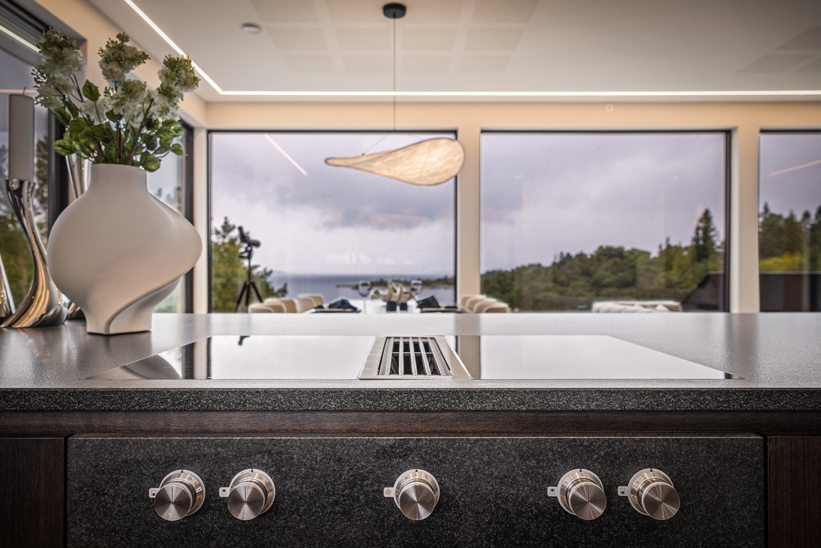 - I øyen har man platetopp fra Gaggenau med integrert ventilator, samt to kjøleskuffer fra Norcool - Galleribilde