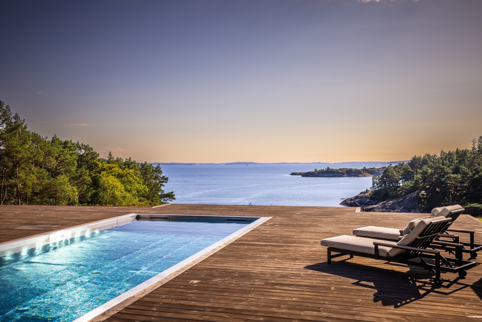 - Bassenget er på imponerende 4 x 12,5 meter og kan gi den perfekte sarten på sommerdagene med et forfriskende bad - Galleribilde