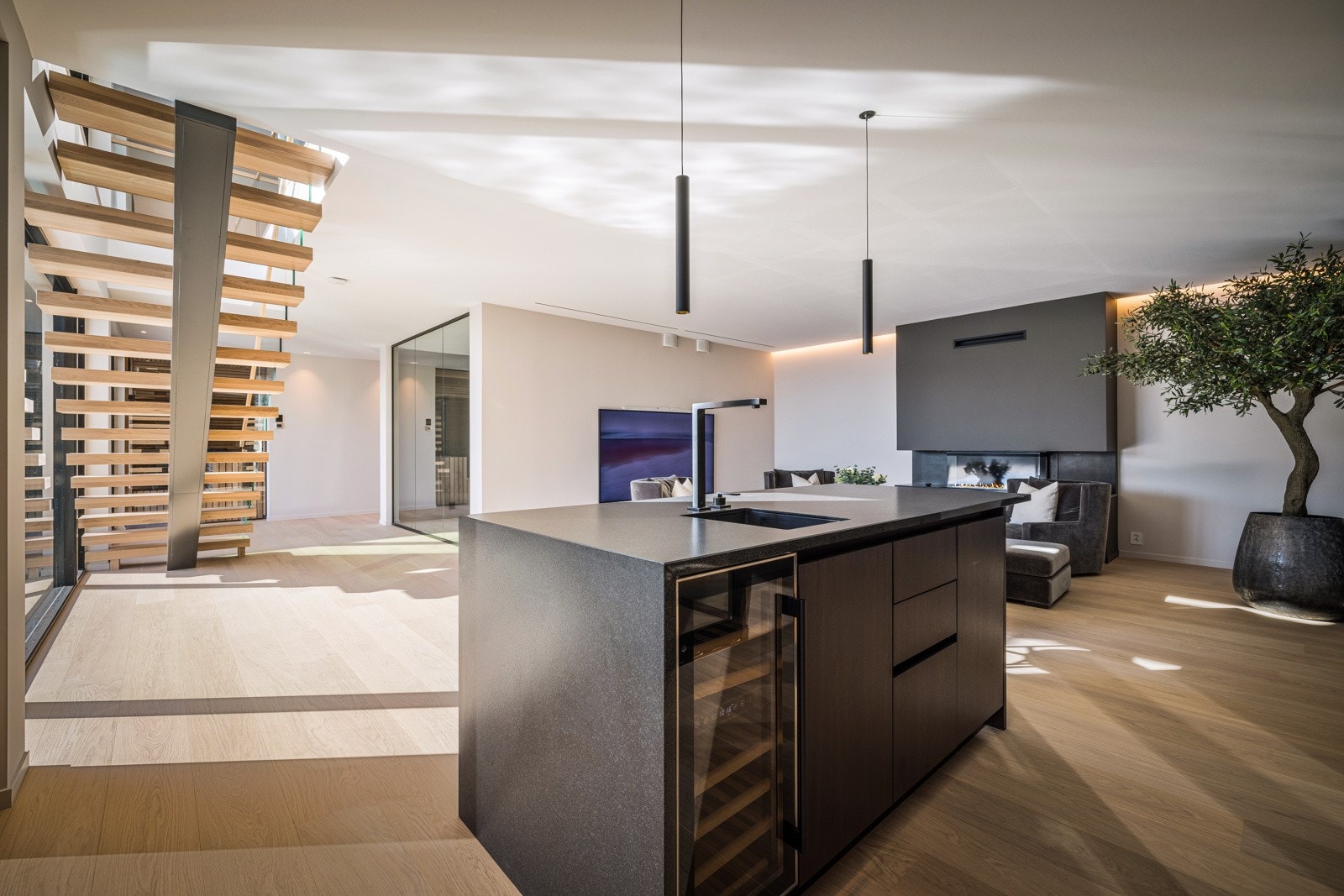 - Kjøkkenøyen i underetasjen er i samme utførelse som kjøkkenet og har vinskap fra Temptech, samt romslig oppbevaringsplass - Galleribilde