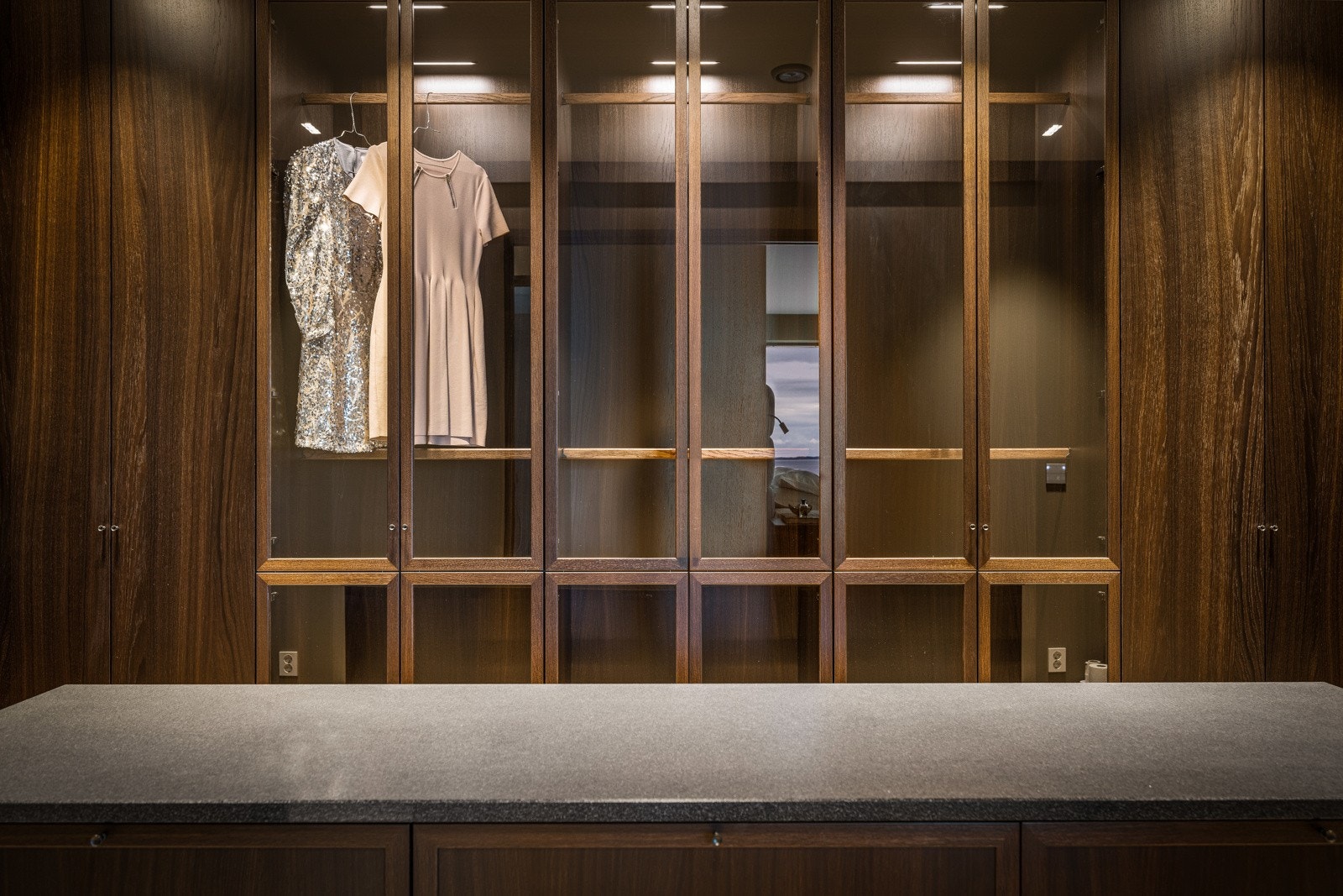 - Garderoben har en øy i samme utførelse, med skuffer og granitt benkeplate - Galleribilde