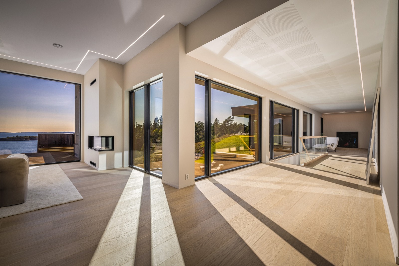 - I tilknytning til stuen i hovedetasjen har man et galleri, med den samme fine utsikten over Fanafjorden - Galleribilde