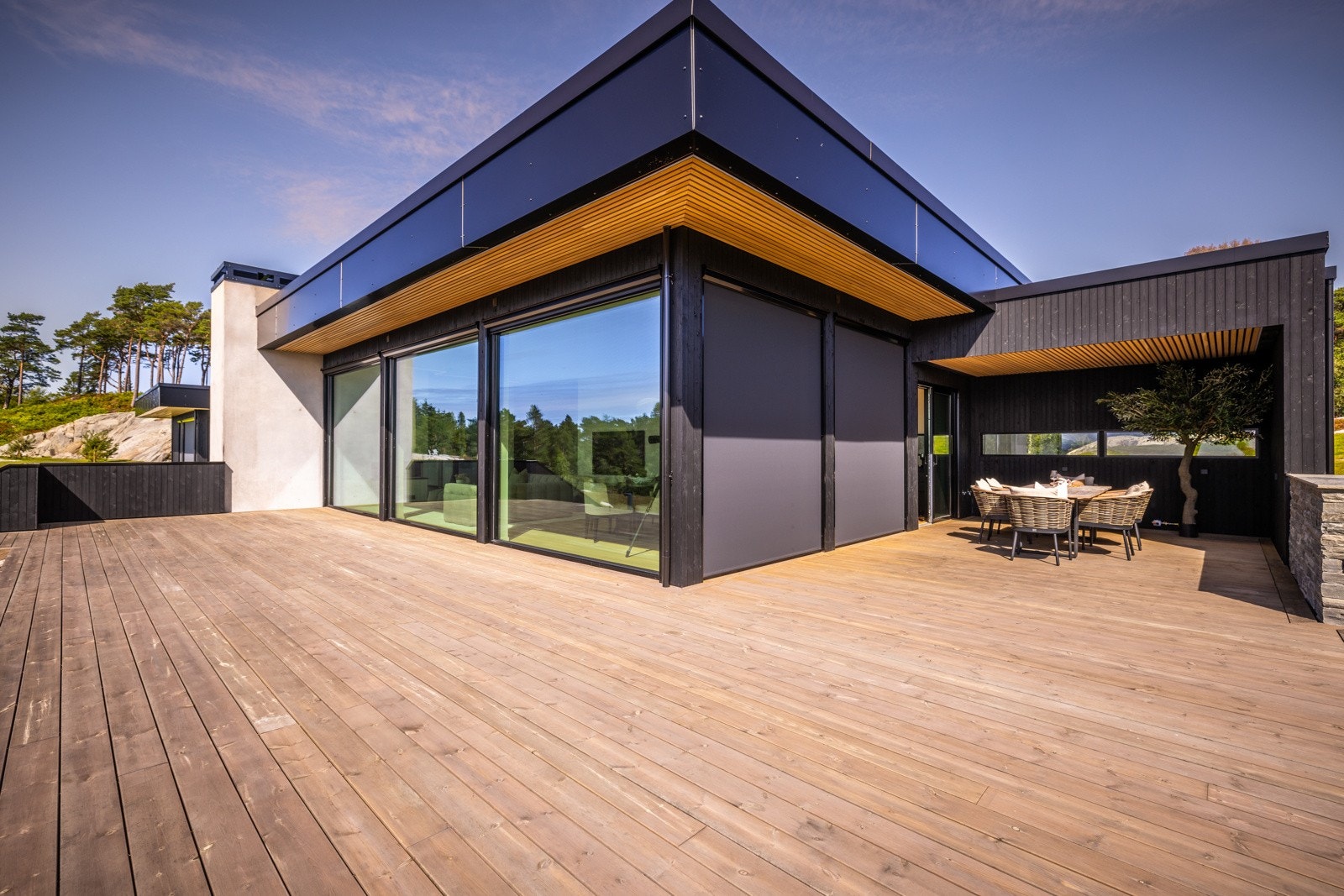 - Denne solrike terrassen på hele 80 kvm er perfekt for flere sittegrupper og grill, videre er det en trapp som leder ned til bassenget - Galleribilde