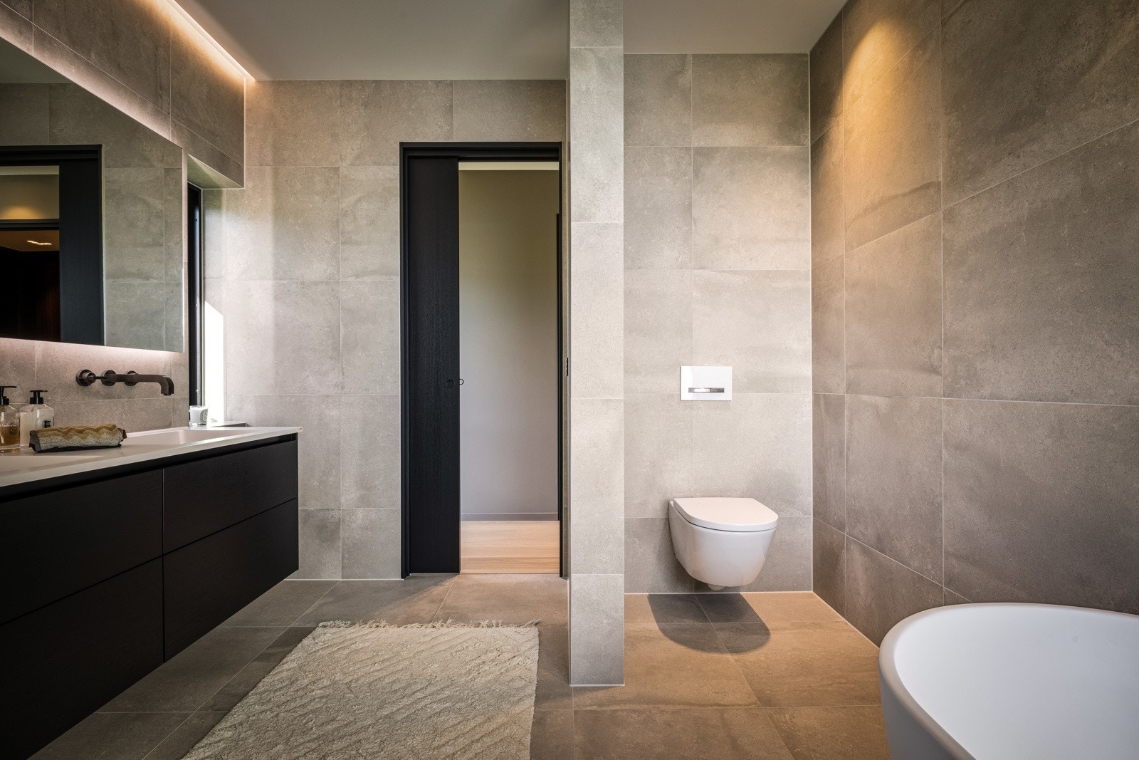 - Badet har vegghengt toalett fra Villeroy og Boch, samt serventkraner og badekararmatur fra samme kvalitetslaverandør Axor Citterio - Galleribilde