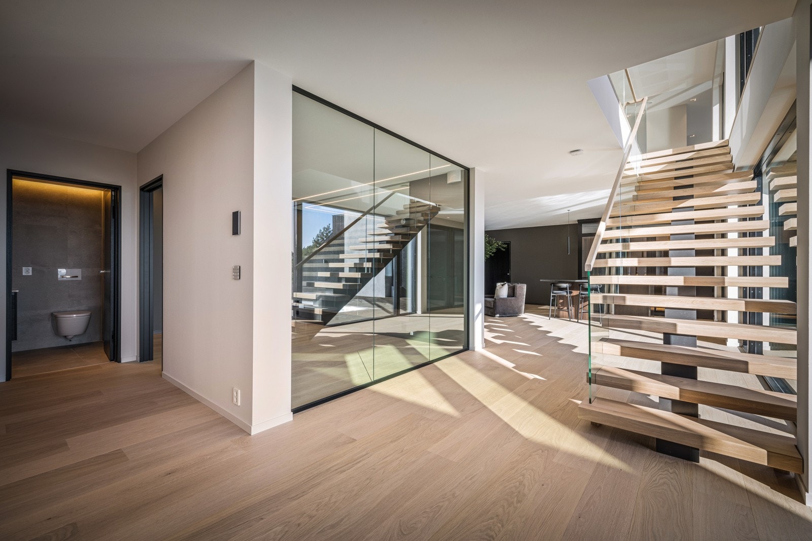 - Treningsrommet er på ca. 14 kvm med speil langs ene veggen og glassvegg mot bassenget og utsikten - Galleribilde