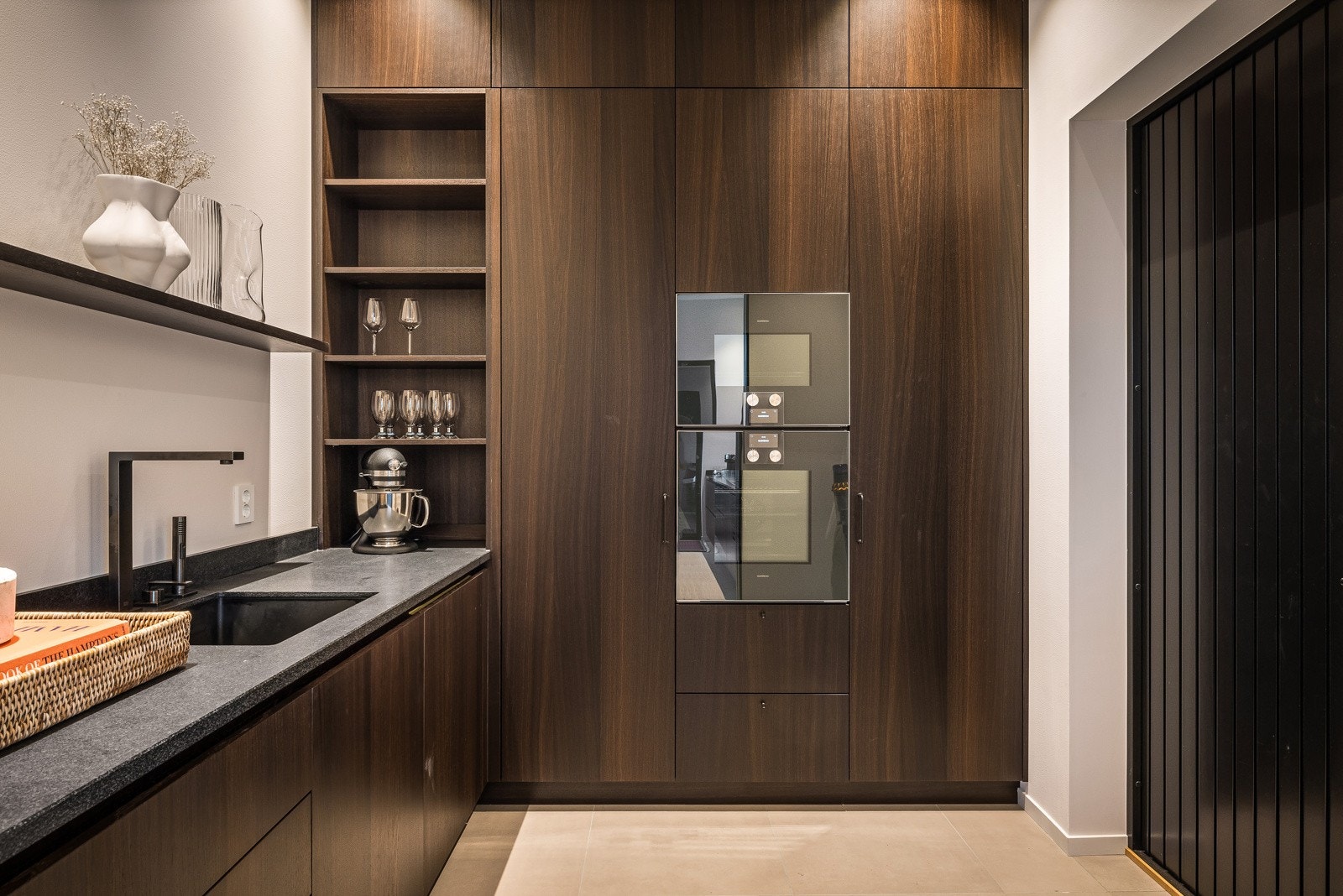 - Grovkjøkkenet har stekeovn og kombimikro i høyskap, samt oppvaskmaskin, stort kjøleskap og fryseskap fra Gaggenau - Galleribilde