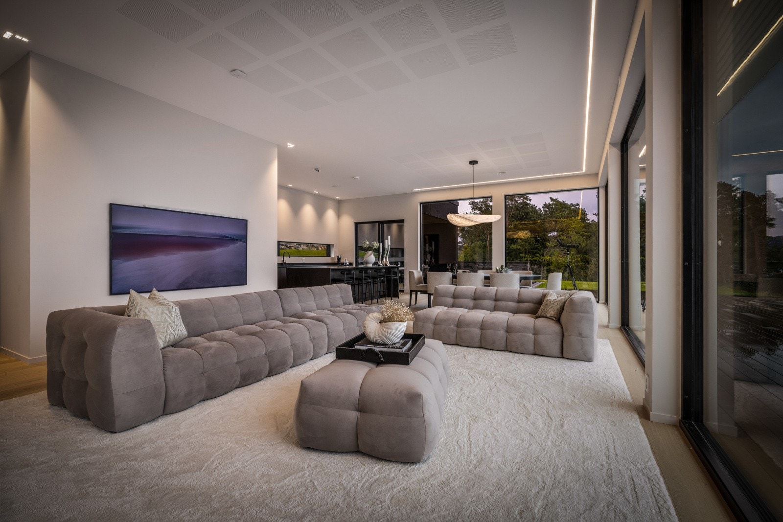 - Stuen er romslig på hele 62 kvm, med en planløsning som gjør det enkelt å møblere i soner - Galleribilde