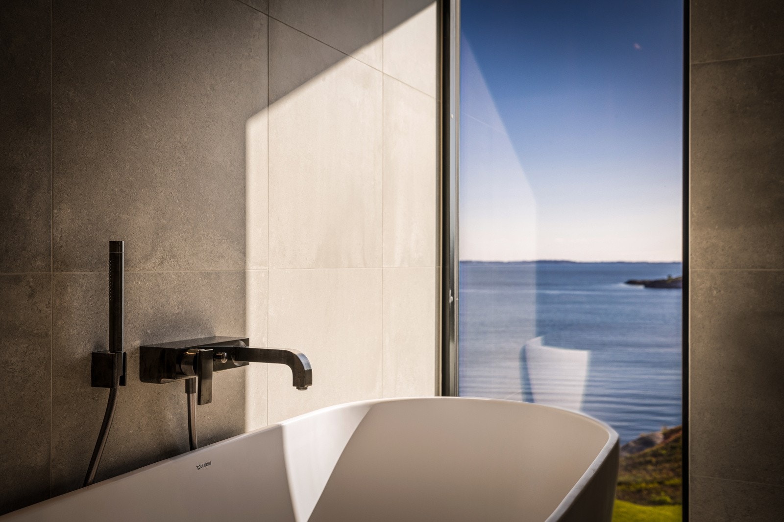 - Badekar fra Duravit er plassert slik at man kan nyte spektakulære utsikten under et avslappende bad - Galleribilde
