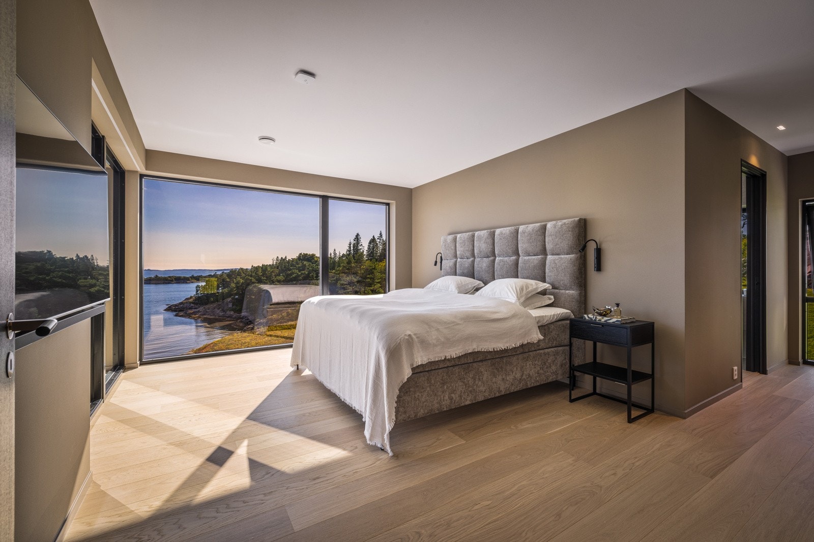 - Boligens hovedsoverom er romslig på ca. 23 kvm og ligger i hovedetasjen, med eget privat bad og walk-in garderobe - Galleribilde