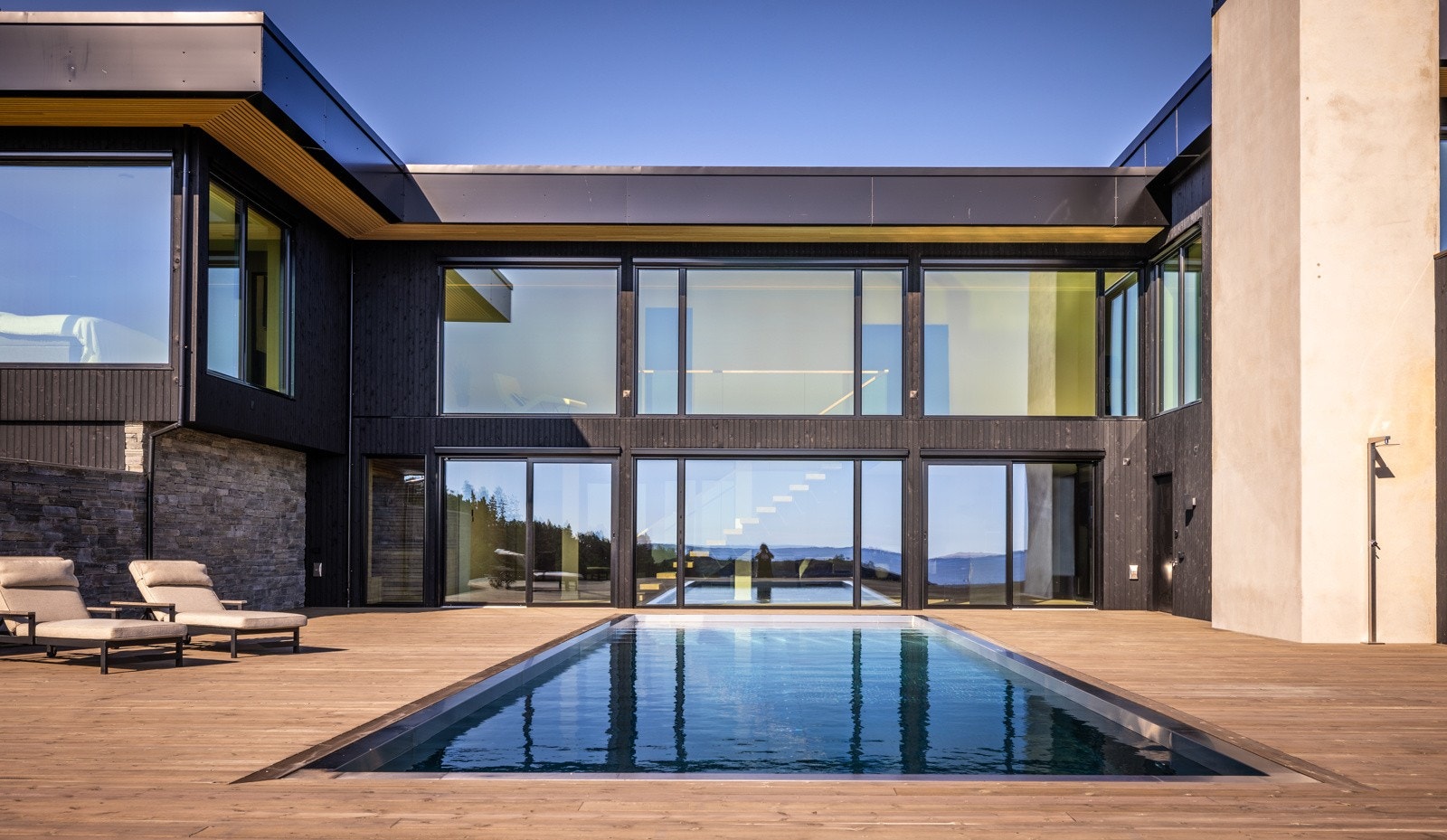 - Det kan skiltes med en rålekker terrasse med svømmebasseng, flott hage og strandlinje med brygge - Galleribilde