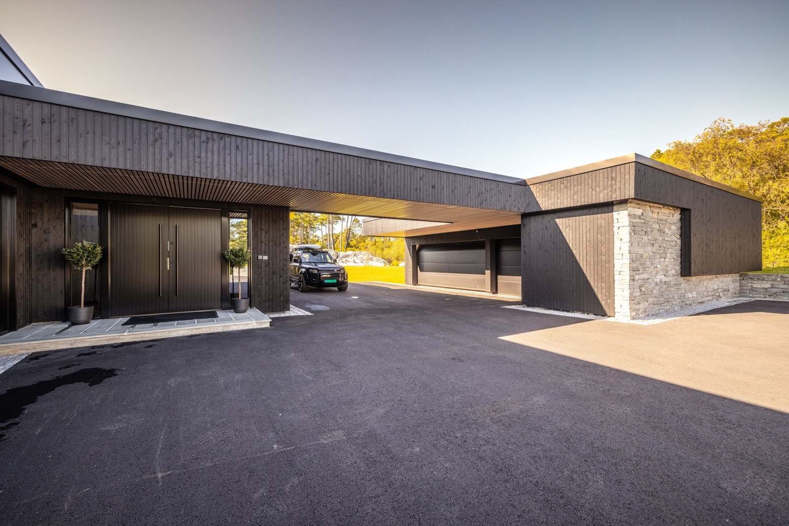 - Det er oppført garasje med plass til 3 biler, og i tilknytning til garasjen er det 3 boder - Galleribilde