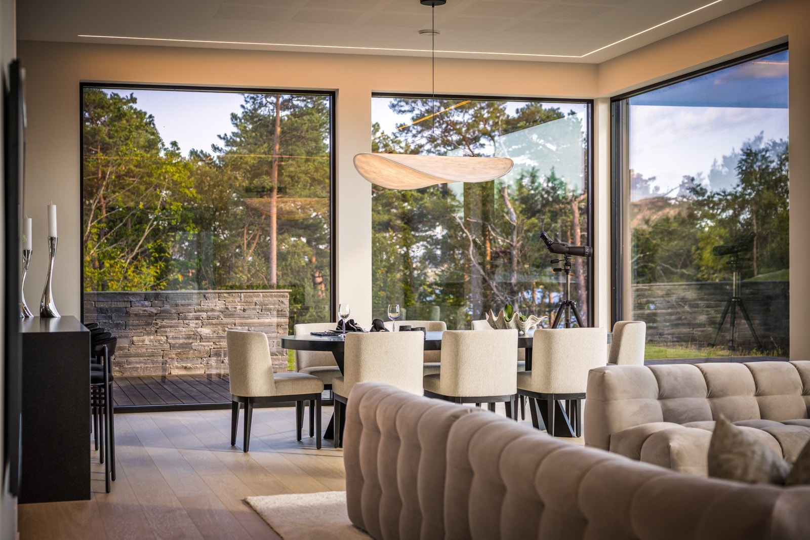 - Plasseringen av spisestuen gjør matlagingen hyggelig og sosial, enten det er familiemiddag eller større selskaper - Galleribilde