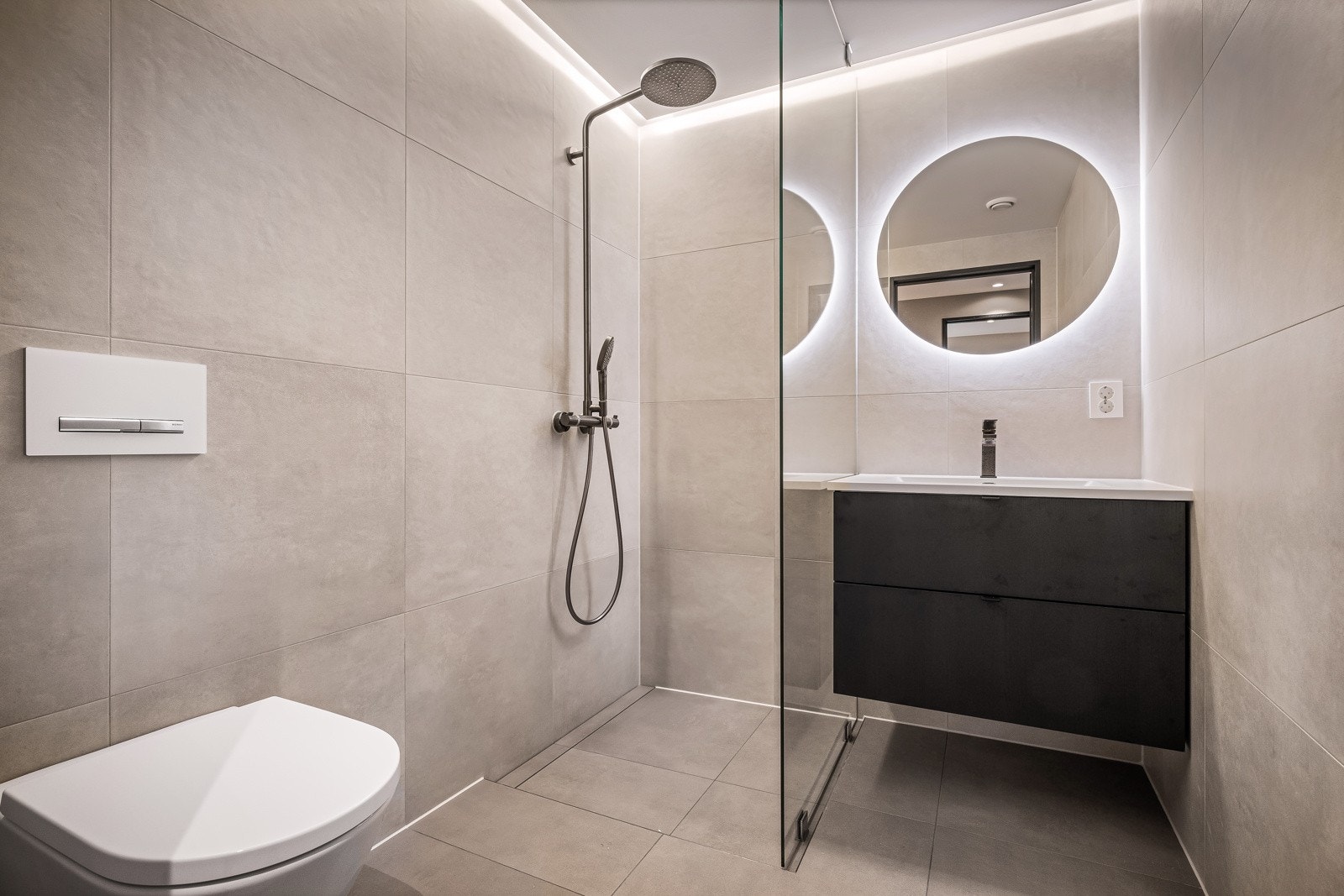 - Badet er i samme utførelse som de andre badene, med unntak av armaturer fra Hans Grohe - Galleribilde