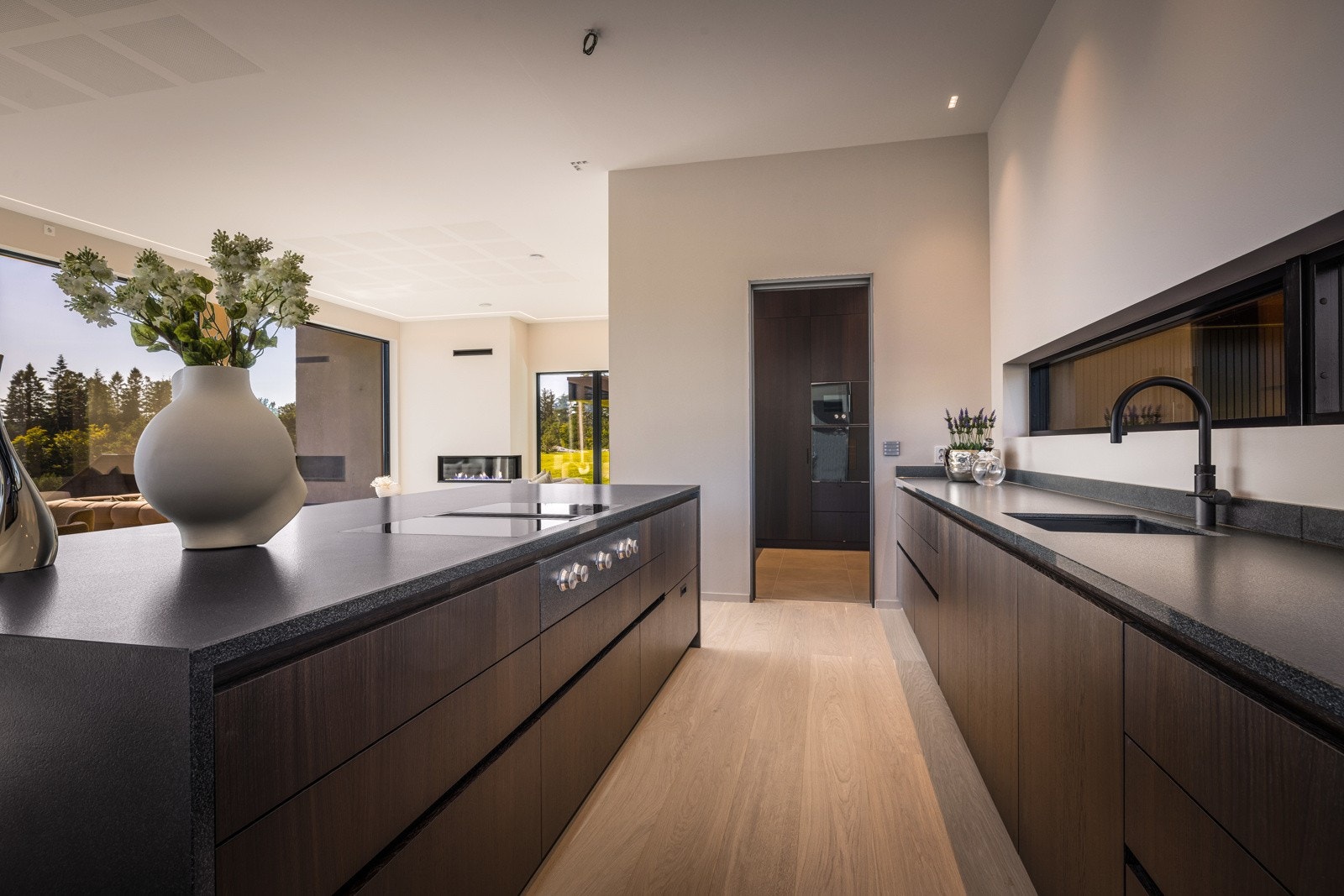 - Gjennom en skyvedør kommer man til boligens grovkjøkken, som er i samme elsklusive utførelse - Galleribilde