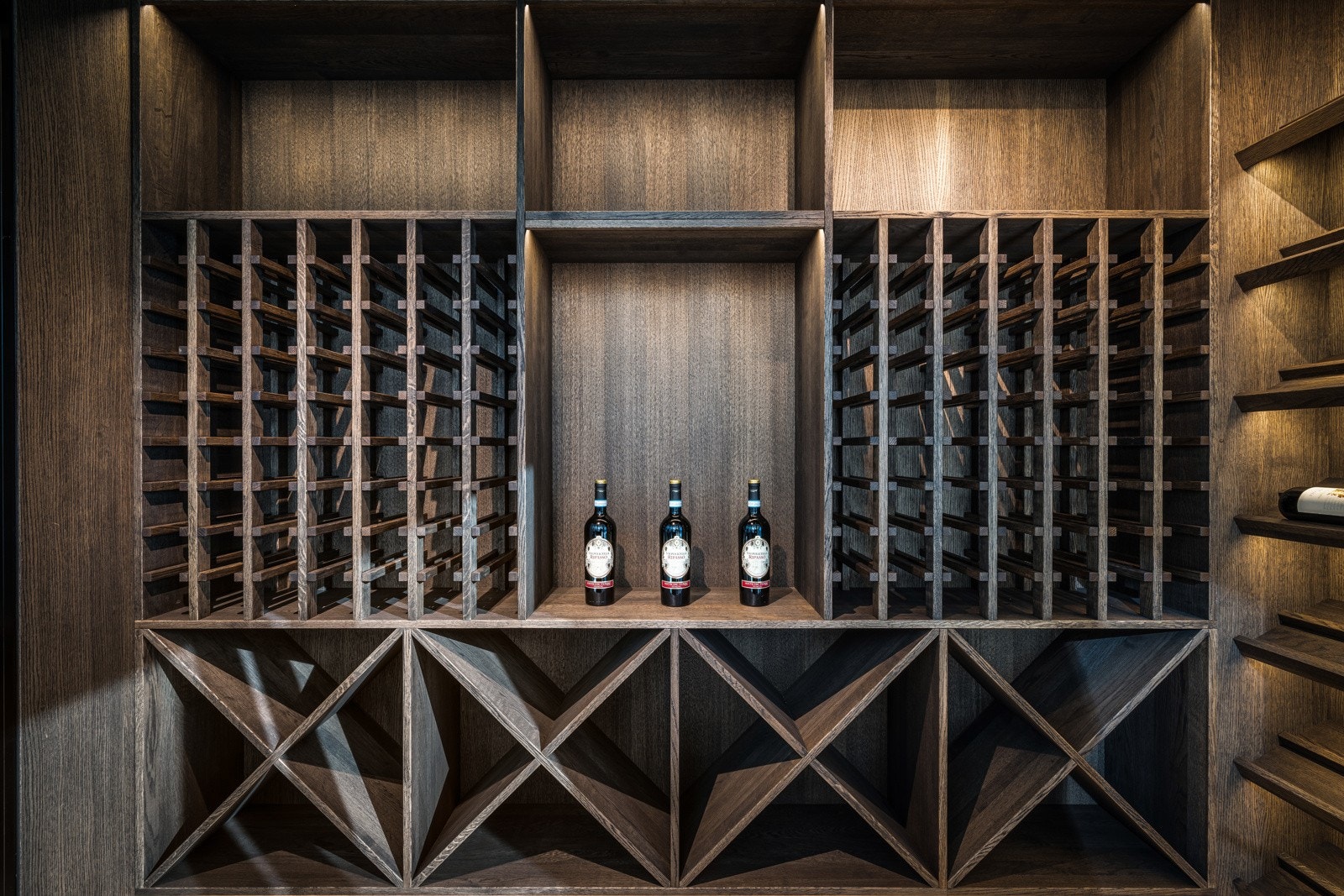 - Lekkert utført vinrom med innredning fra Skjold Møbelverksted i heltre eik med plass til over 300 flasker - Galleribilde