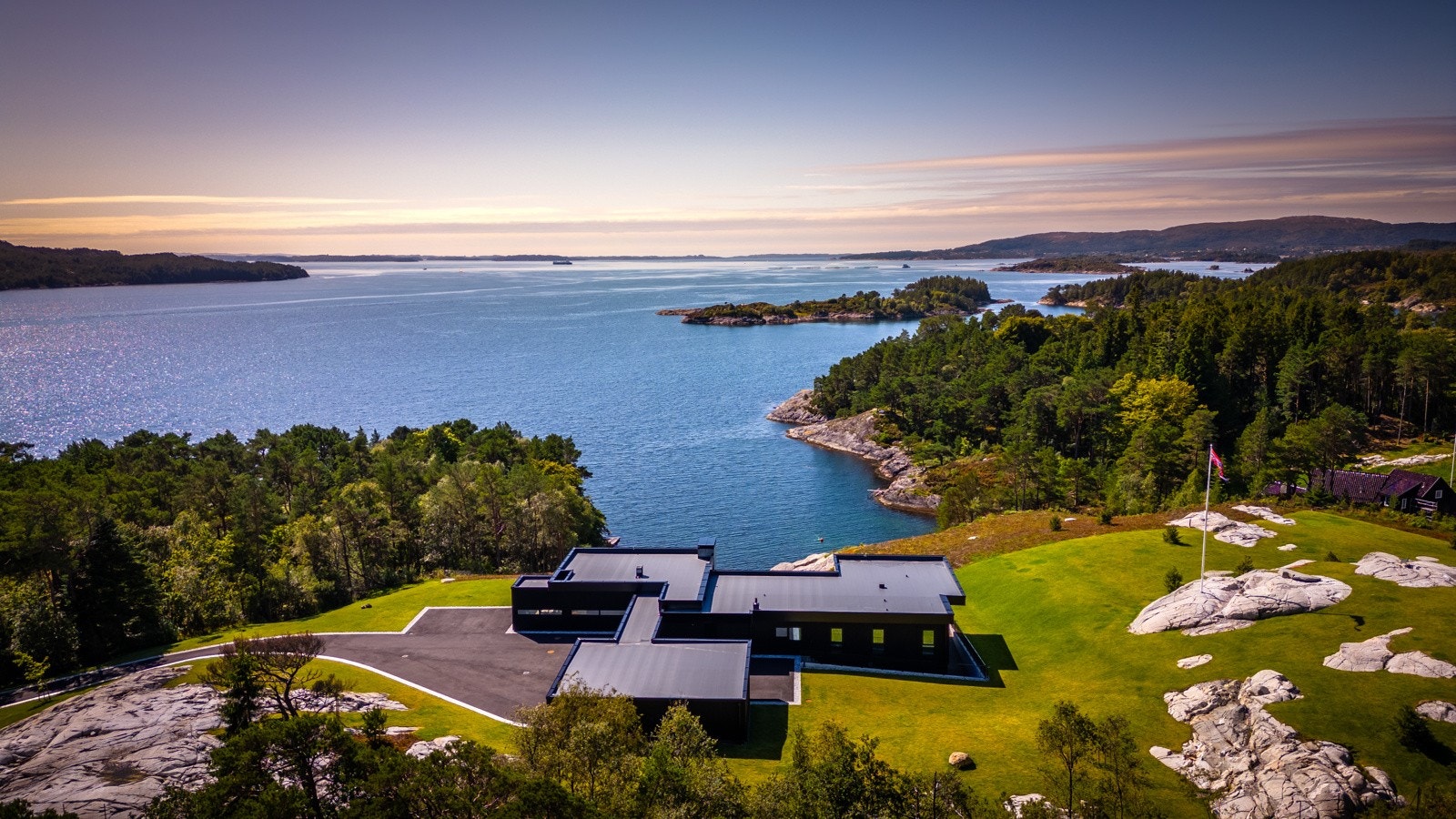 - Denne helt unike eiendommen gir deg muligheten til å nyte et privat og fredelig miljø uten forstyrrelser - Galleribilde