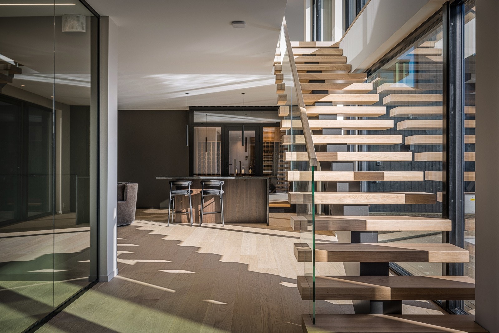 - Underetasjen har en svært romslig peisestue med gasspeis, kjøkkenøy og vinrom - Galleribilde