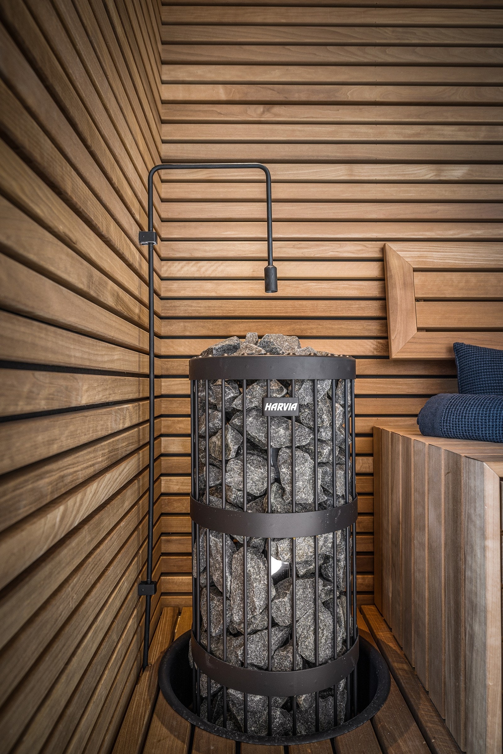 - Innredningen er av varmebehandlet osp med Harvia Legend ovn. Videre er det behagelig belysning, lydanlegg og automatisk vann/dufttilførsel - Galleribilde