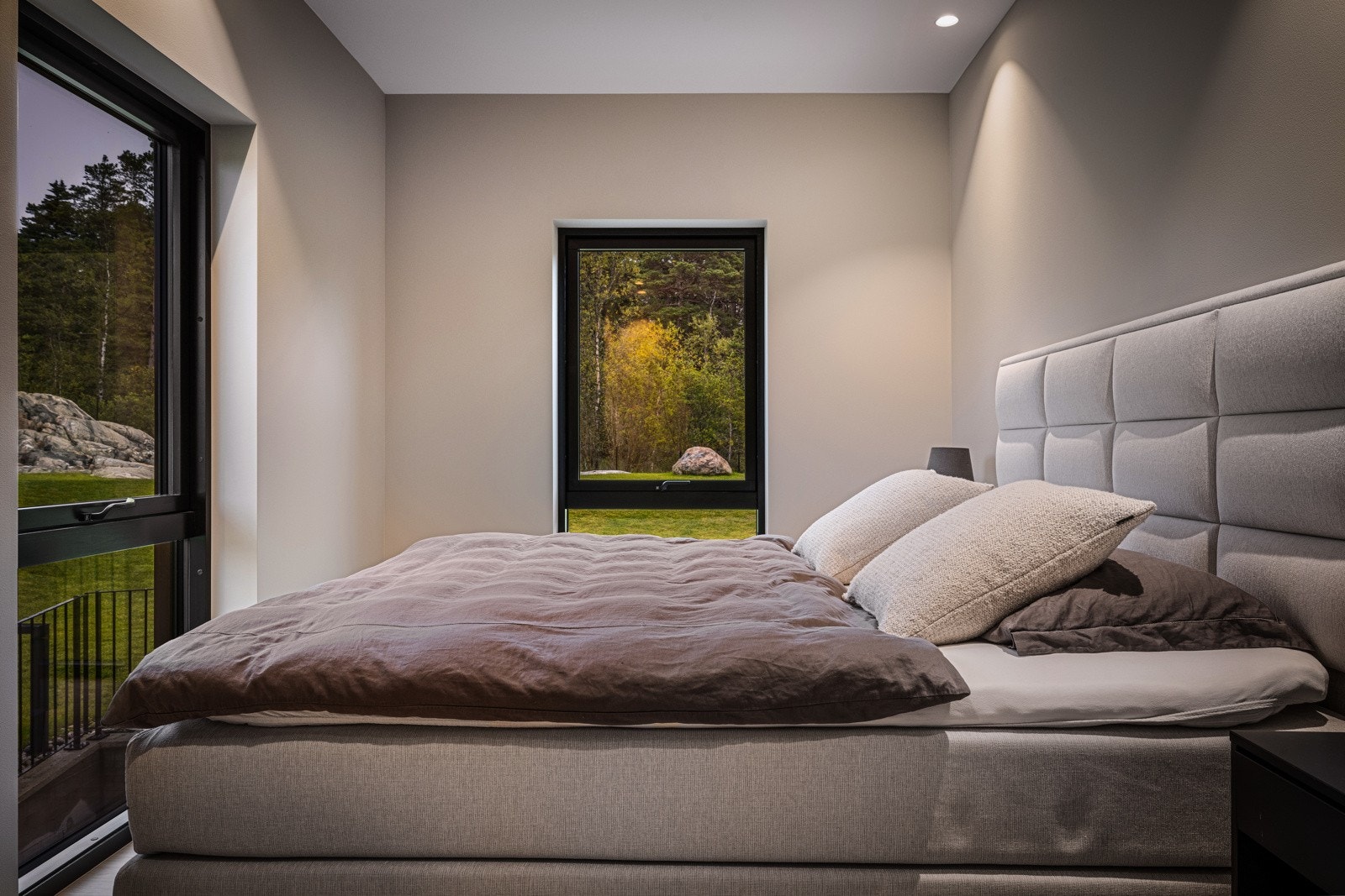 - Samtlige rom har behagelige veggfarger og god belysning, samt god plass til dobbelseng og ønsket møblering - Galleribilde