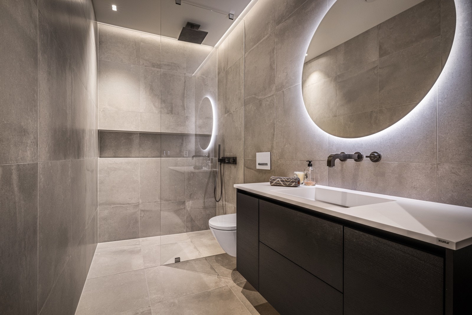 - Baderommet i soveromsfløyen har samme kvaliteter som masterbadet - Galleribilde