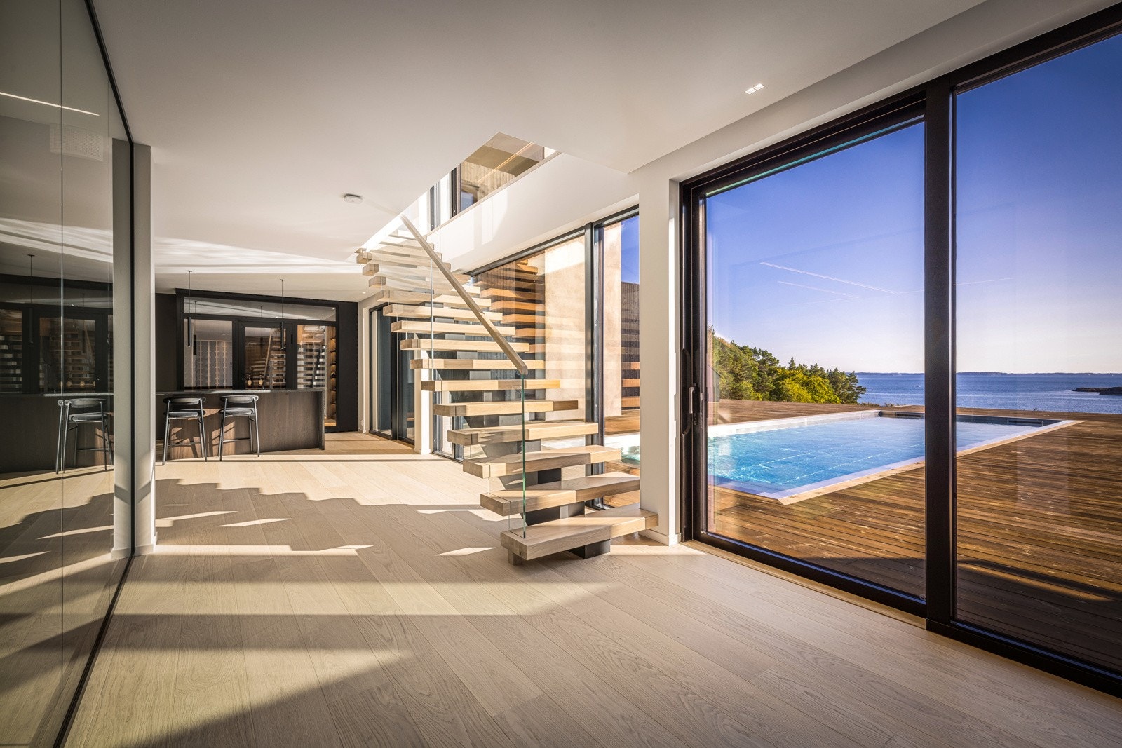 - Boligen har en flott eiketrapp ned til underetasjen, hvor man kan gå direkte ut på terrassen - Galleribilde