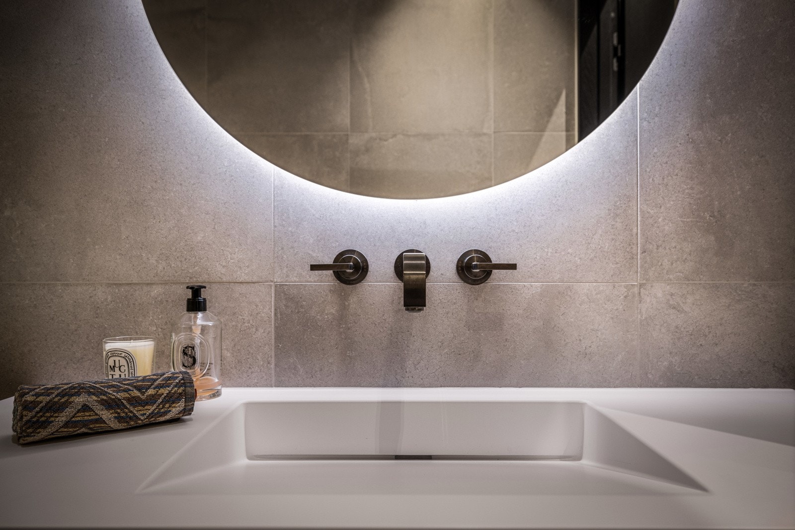 - Det kan nevnes 60x60 fliser, baderomsinnredning fra HTH i sort eik med marmorservant fra Kuma, overhengt speil med flott belysning og servantkran fra Axor Citterio - Galleribilde