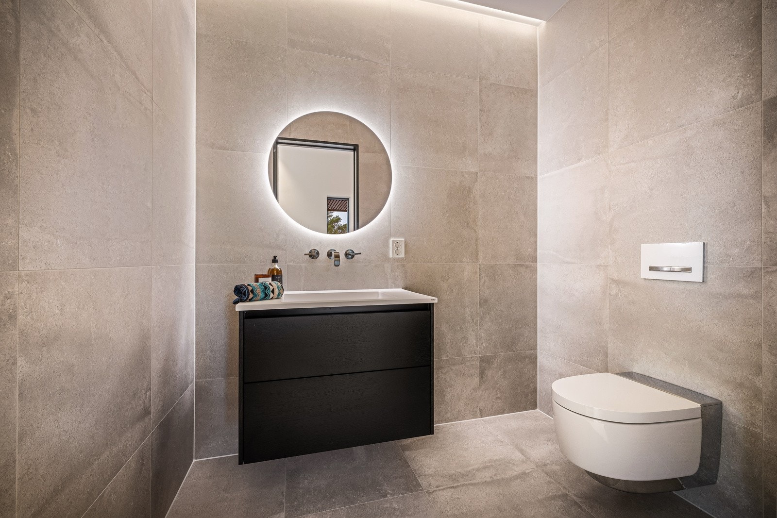 - Det praktiske gjestetoalettet i hallen er i samme luksuriøse utførelse som de andre badene og har elektrisk vegghengt toalett av type Geberit Aquaclean - Galleribilde