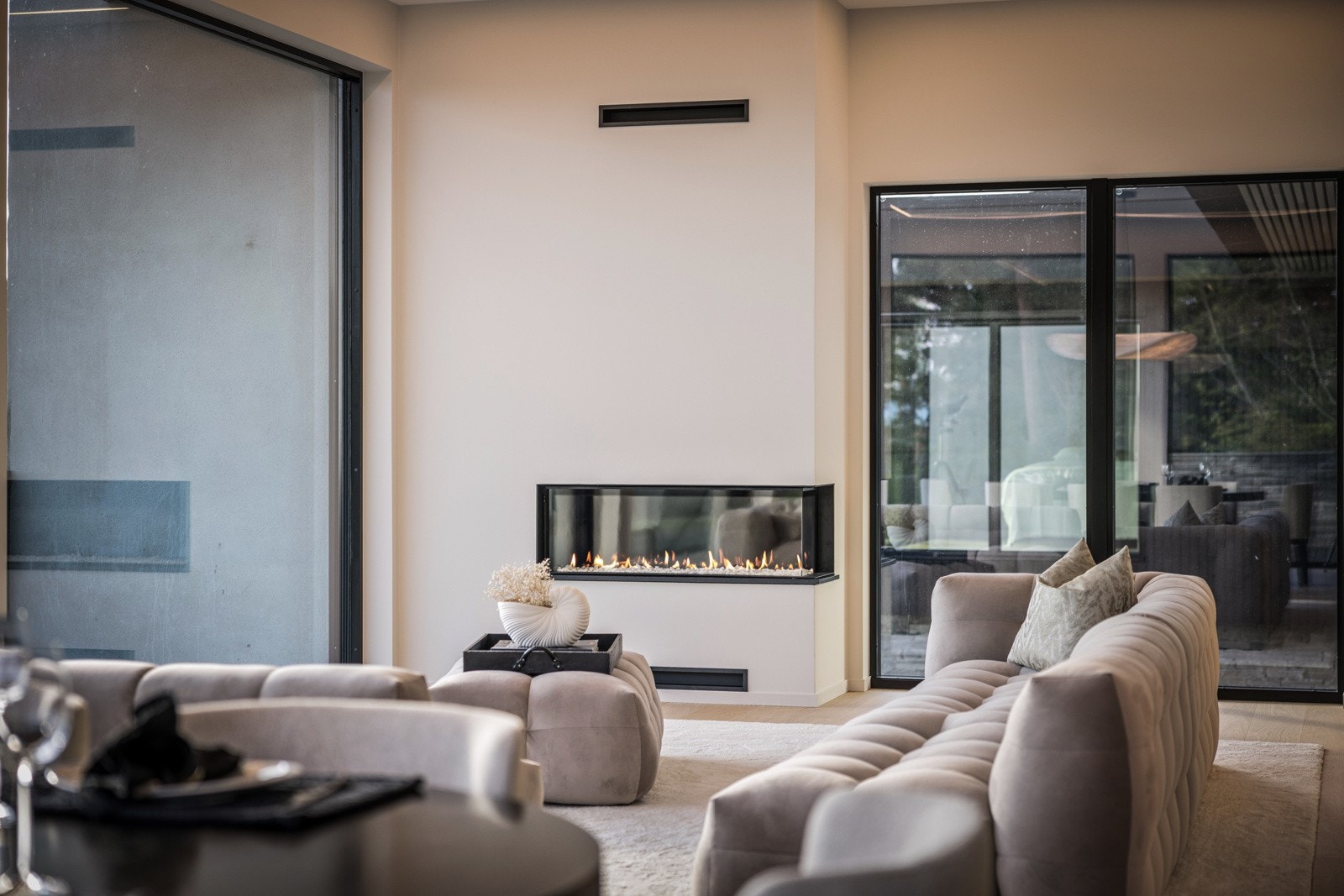 - Stuen har en eksklusiv gasspeis fra Varmefag av type Luna med granitt detaljer som skaper en lun stemning - Galleribilde