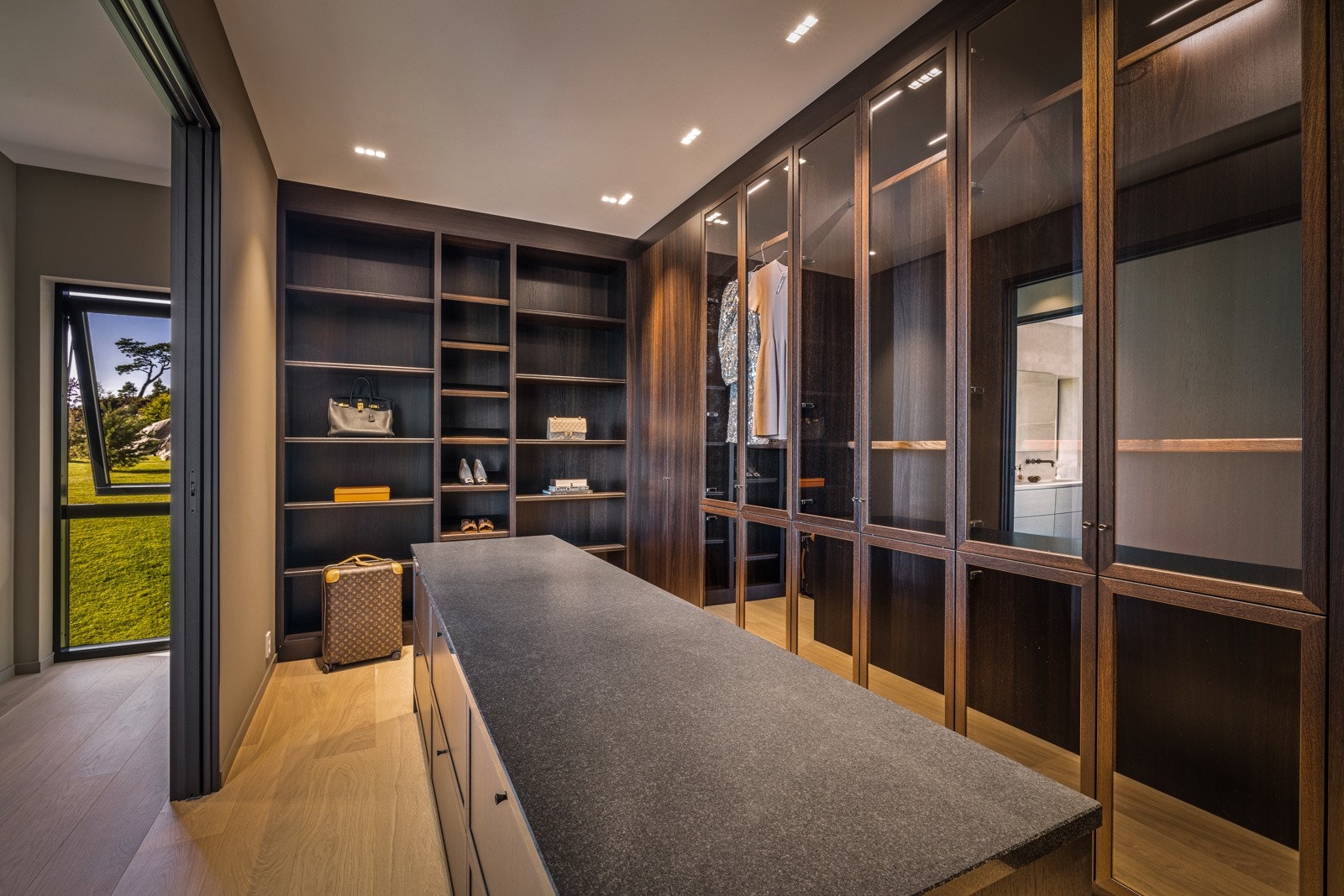 - Soverommet har en rålekker walk-in garderobe i røkt eik, med både åpne hyller, oppheng skjult bak eikedører og glassdører, som gir et eksklusivt uttrykk - Galleribilde