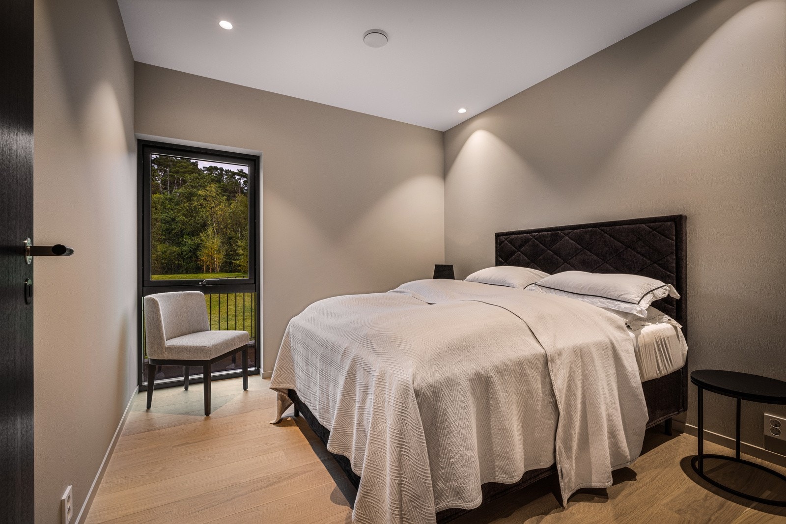 - I hovedetasjen har man to soverom på ca 10 kvm som ligger i soveromsfløyen - Galleribilde