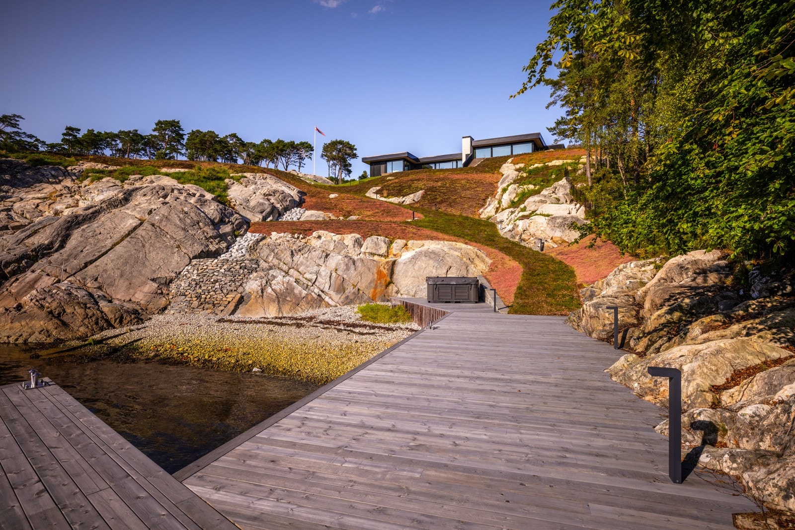 - Den idylliske strandlinjen gir et godt utgangpunkt for sjøaktiviteter - Galleribilde