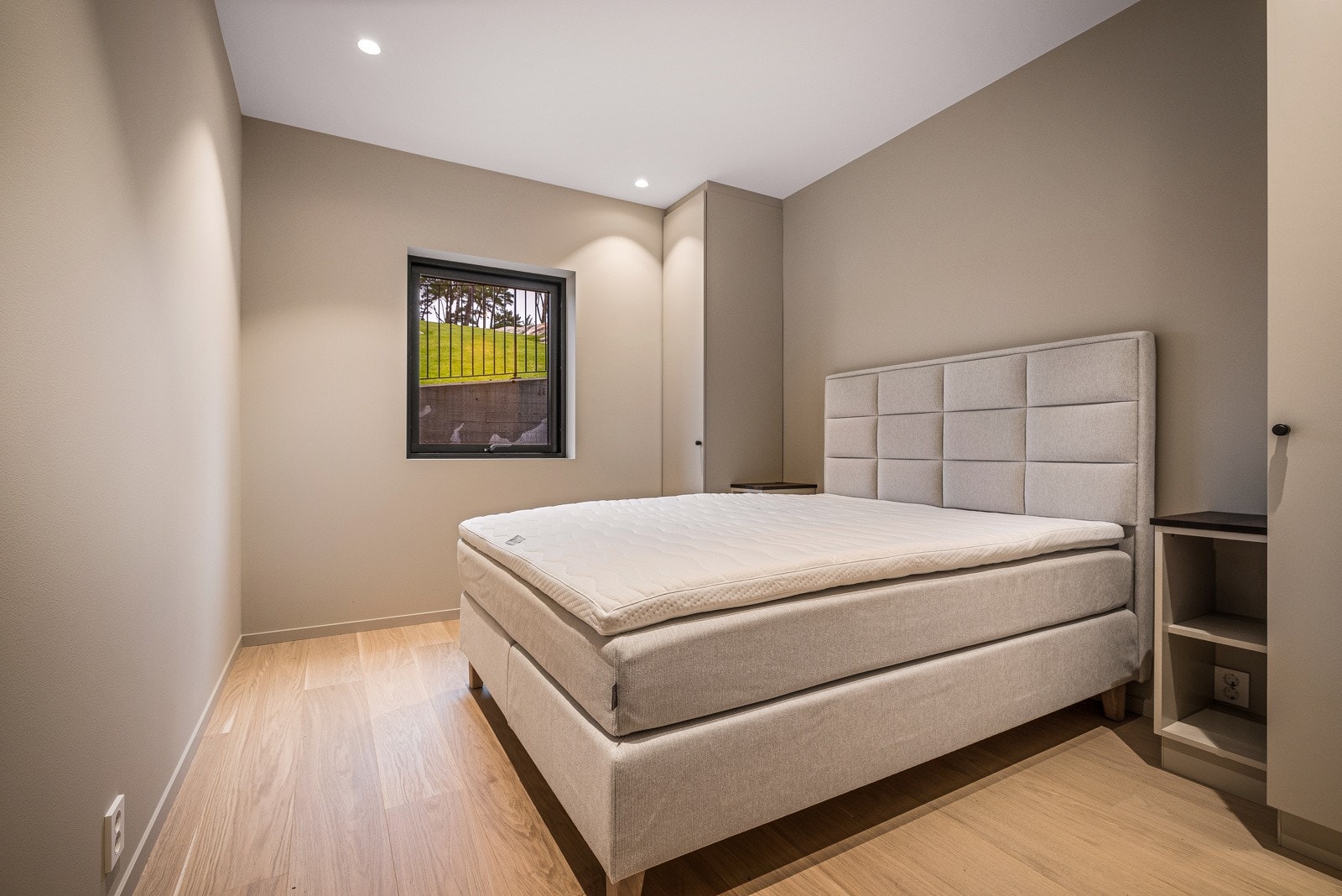 - To av boligens soverom befinner seg i denne delen. Soverommene har garderober i malt ask og røkt eik - Galleribilde