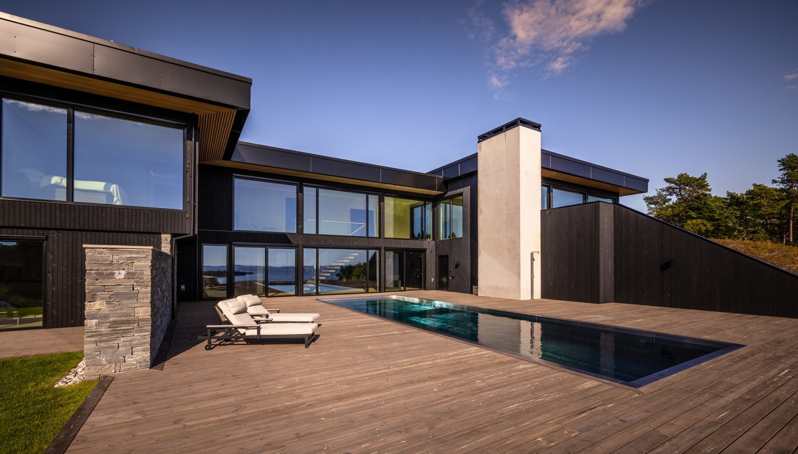 - Her har man enda en fantastisk terrasse med stort oppvarmet basseng og utedusj - Galleribilde