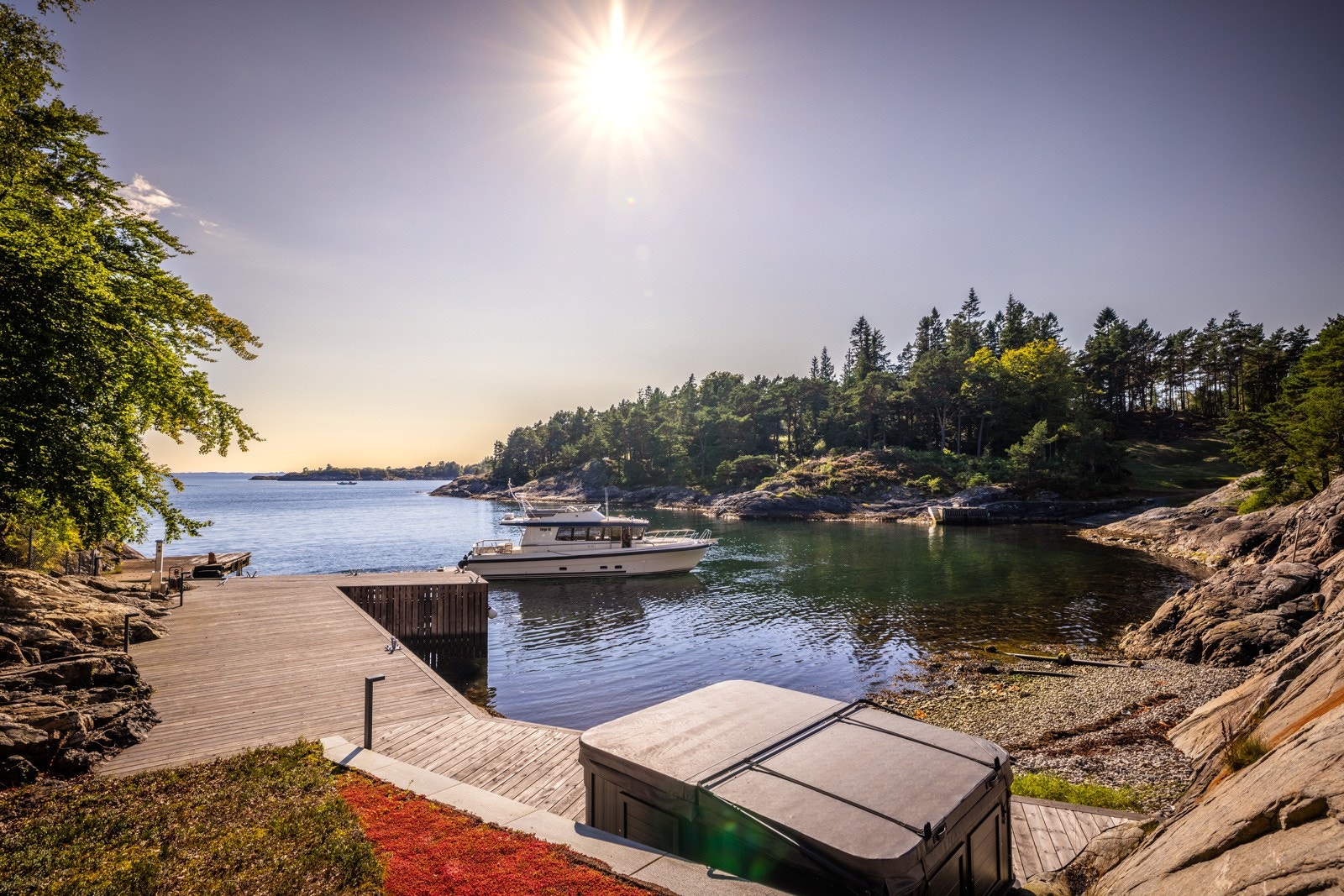 - Eiendommen har strandlinje og brygge med jacuzzi. Her er det belysning og tilgang til både vann og strøm - Galleribilde