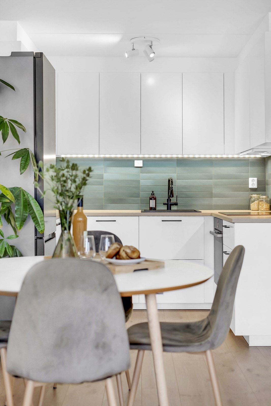 Lekkert IKEA kjøkken fra 2021 med flotte detaljer. Galleribilde