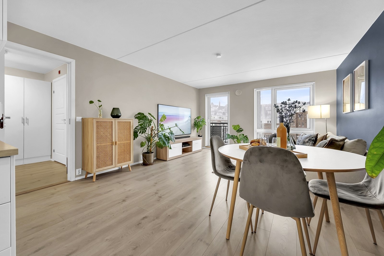 Det ble lagt nytt gulv med 1-stavs laminat og gulvlister i 2021. Galleribilde