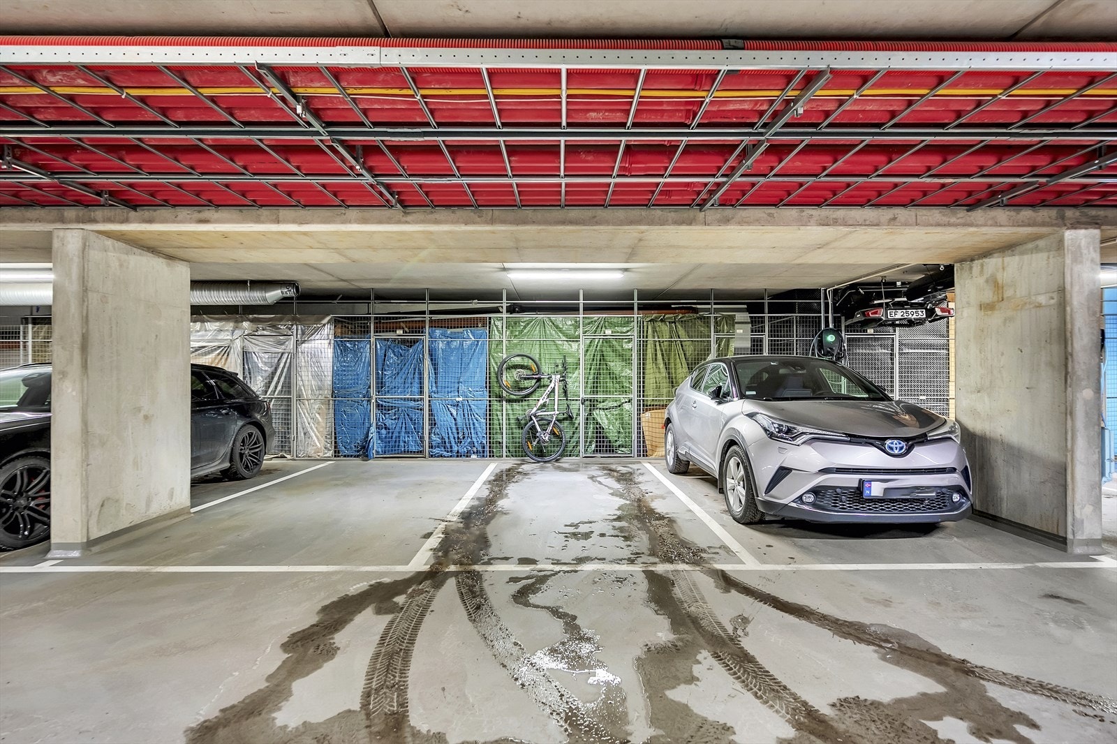Leiligheten disponerer en parkeringsplass i felles garasjeanlegg i bygget ved siden av. Det er mulighet for å etablere elbil lader på egen regning etter avtale med garasjelaget Galleribilde