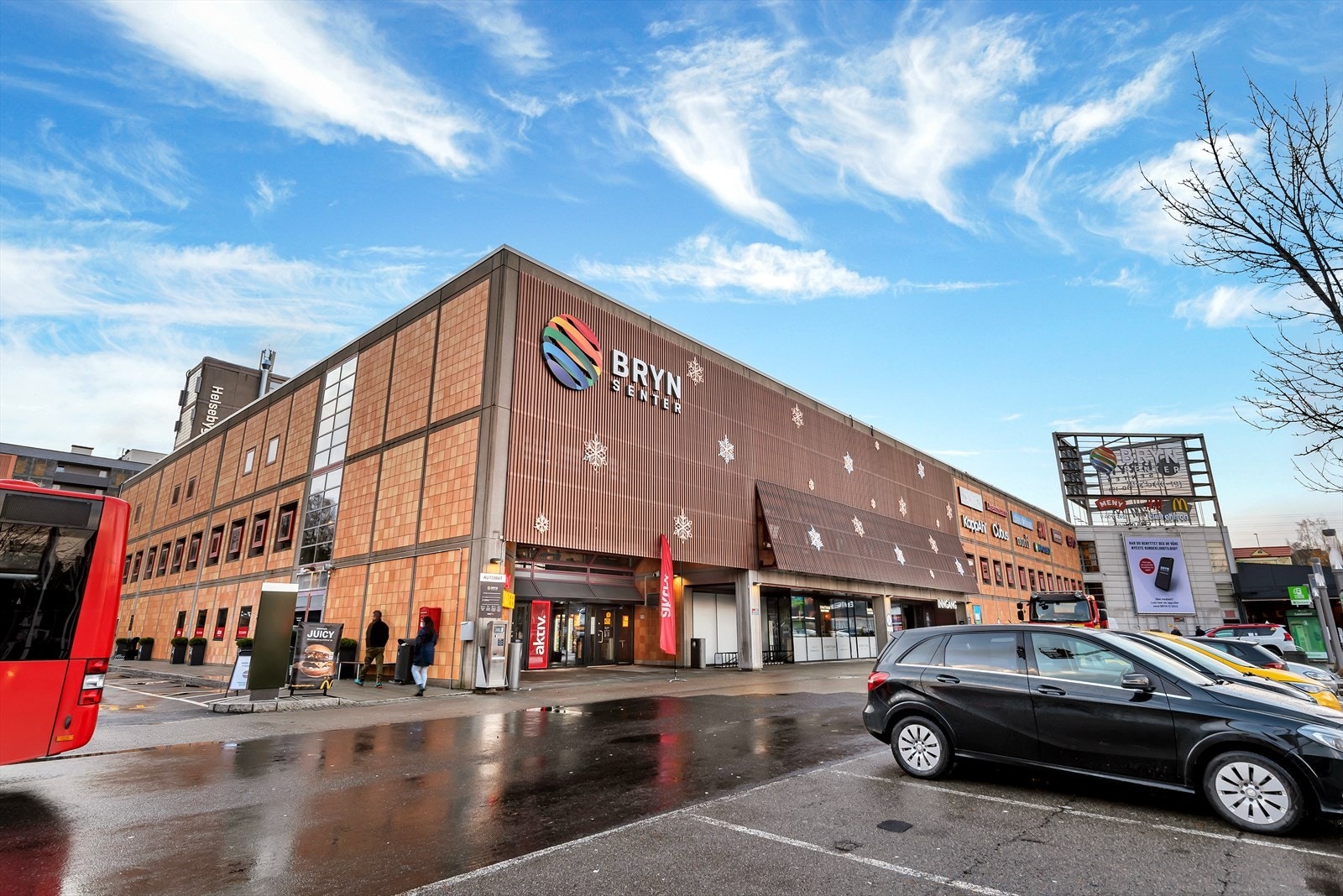 Bryn senter med et bredt tilbud av dagligvare, spisesteder, lege- og behandlingssenter, og andre servicetilbud. Galleribilde