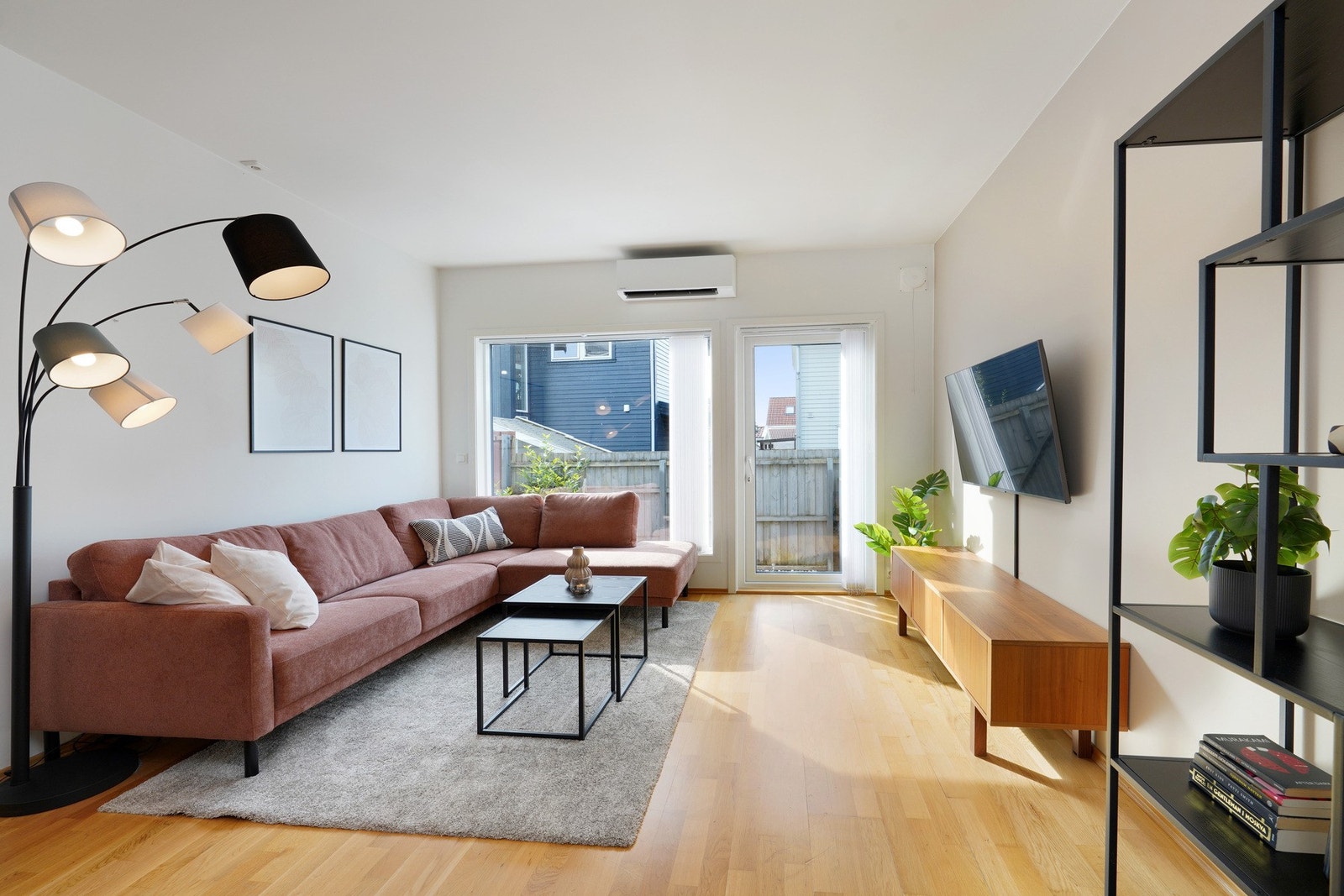 Stue og kjøkken har en åpen løsning med lys atmosfære. Galleribilde