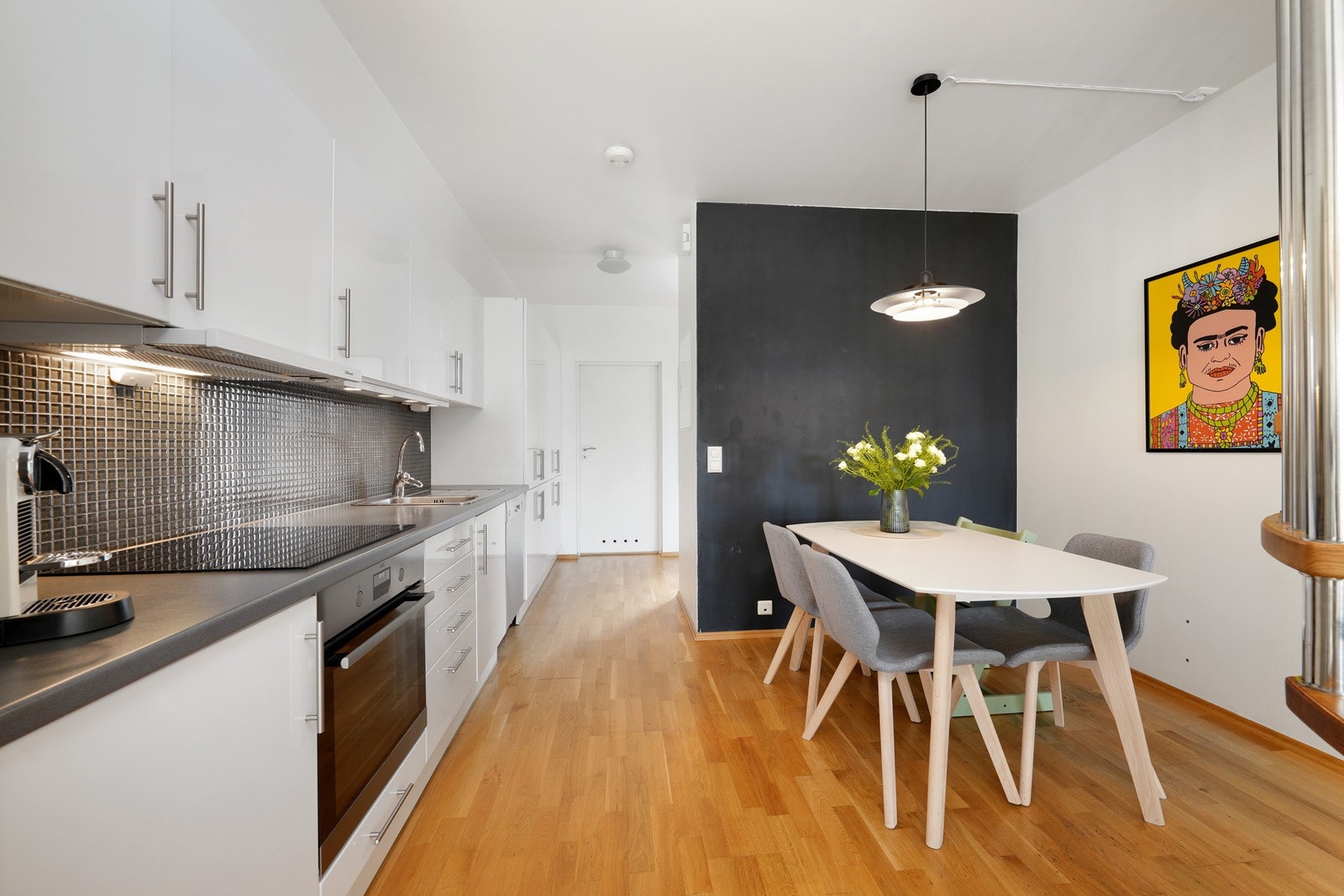 God plass til spisebord ved kjøkkenet Galleribilde