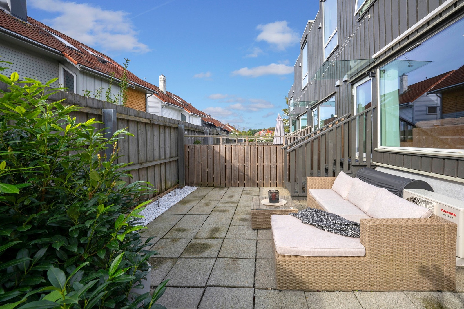 Terrassen ligger mot sør som gir gode solforhold på dagen og ettermiddagen om sommeren. Galleribilde