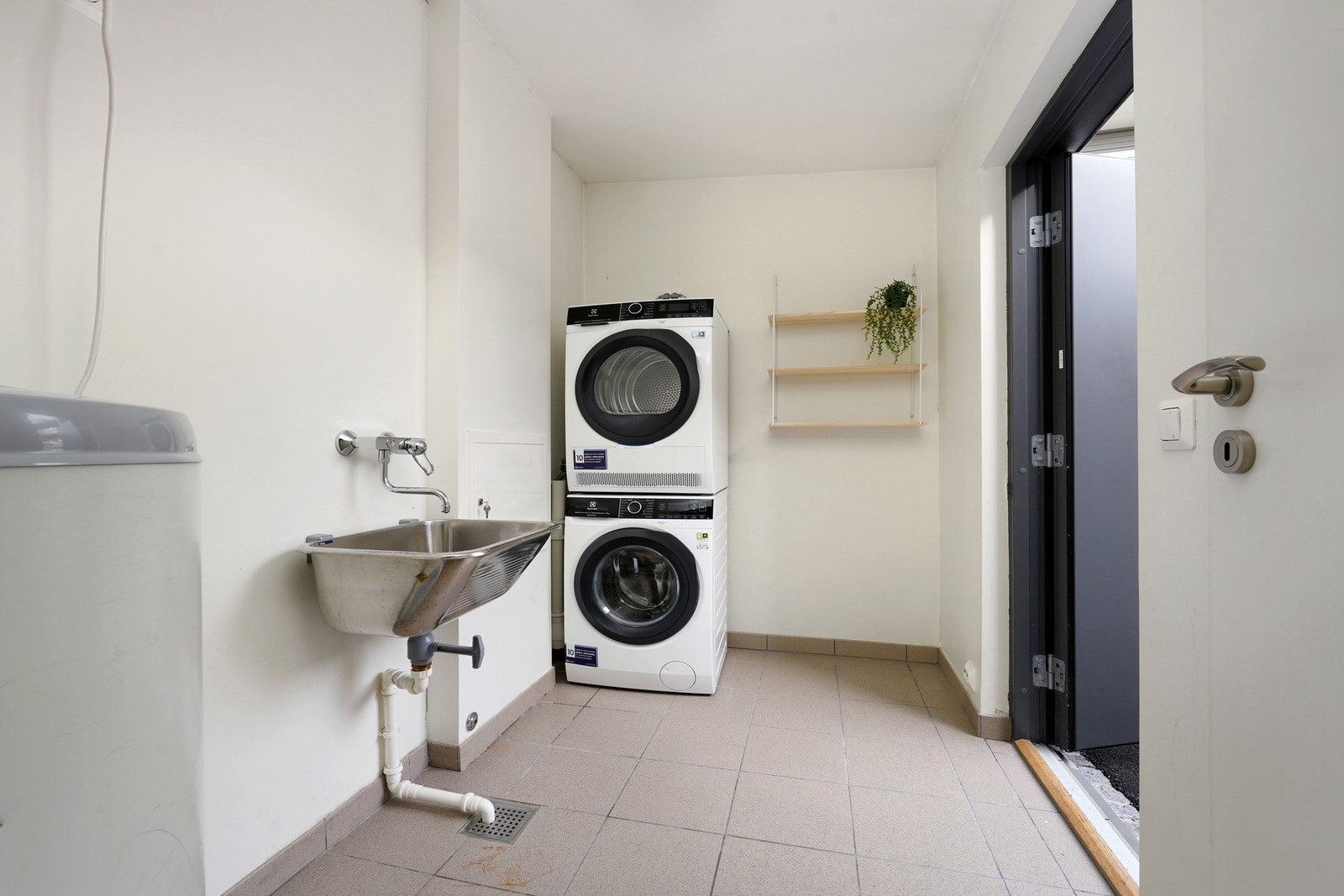 Det er vaskerom med biinngang, utslagsvask og plass til vaskemaskin. Galleribilde