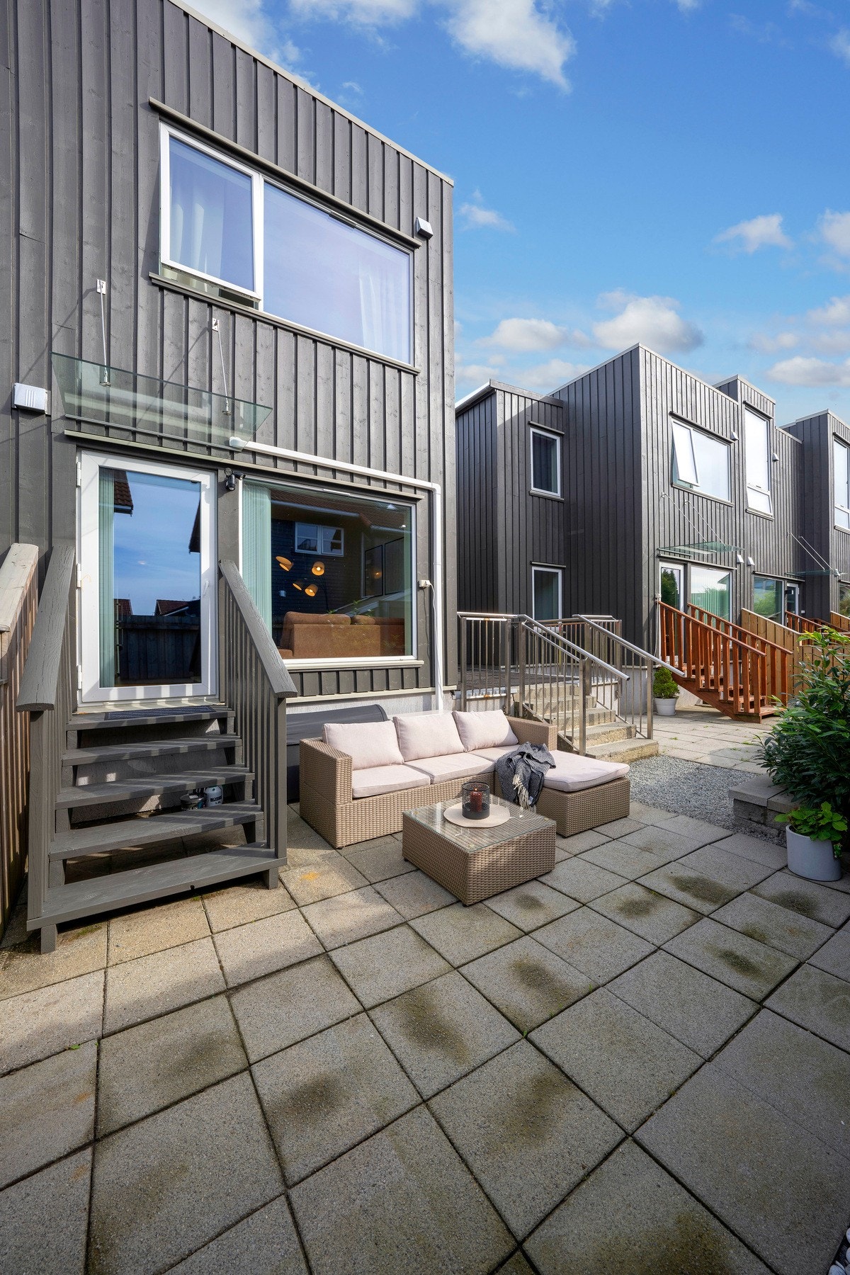 Fra stuen er det utgang til en skjermet og sørvendt uteplass. Galleribilde