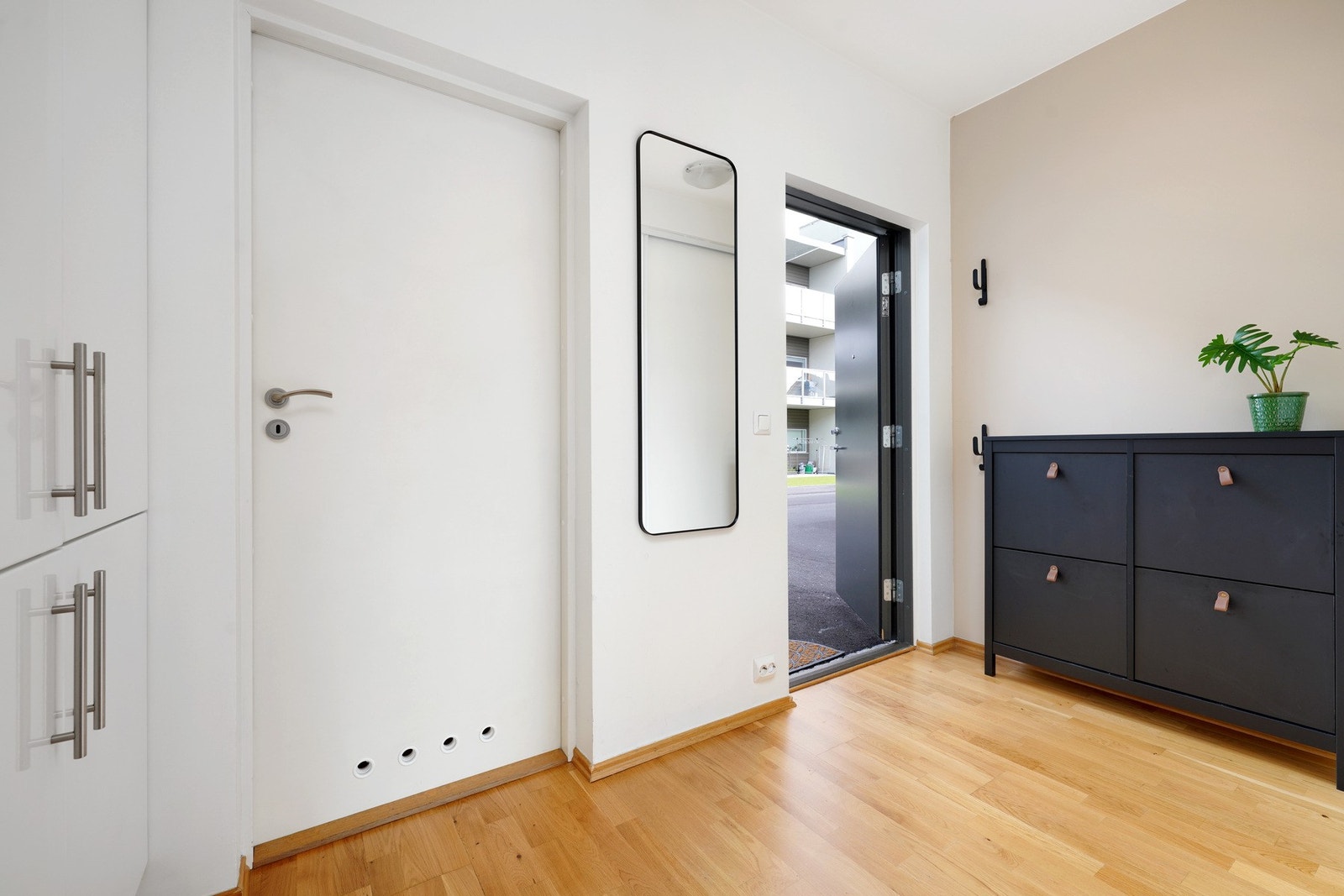 Romslig gang med god garderobeplass Galleribilde