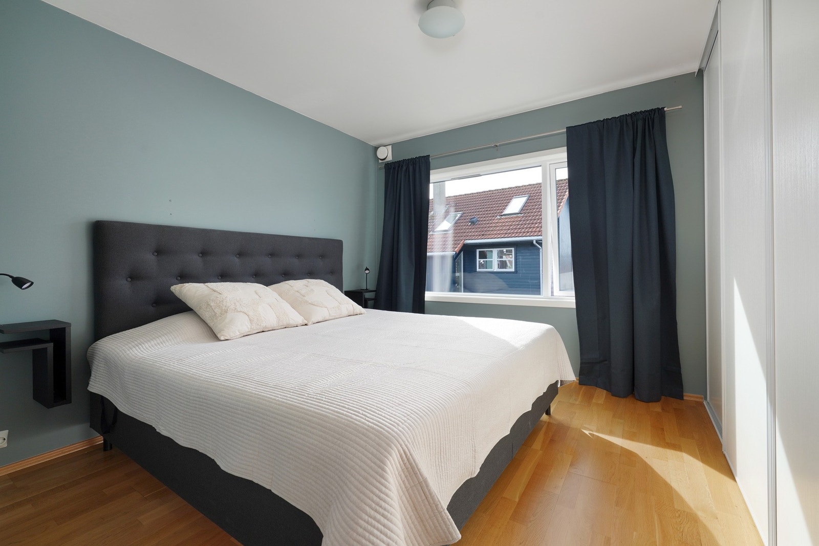 Hovedsoverommet har en stor skyvedørsgarderobe. Galleribilde