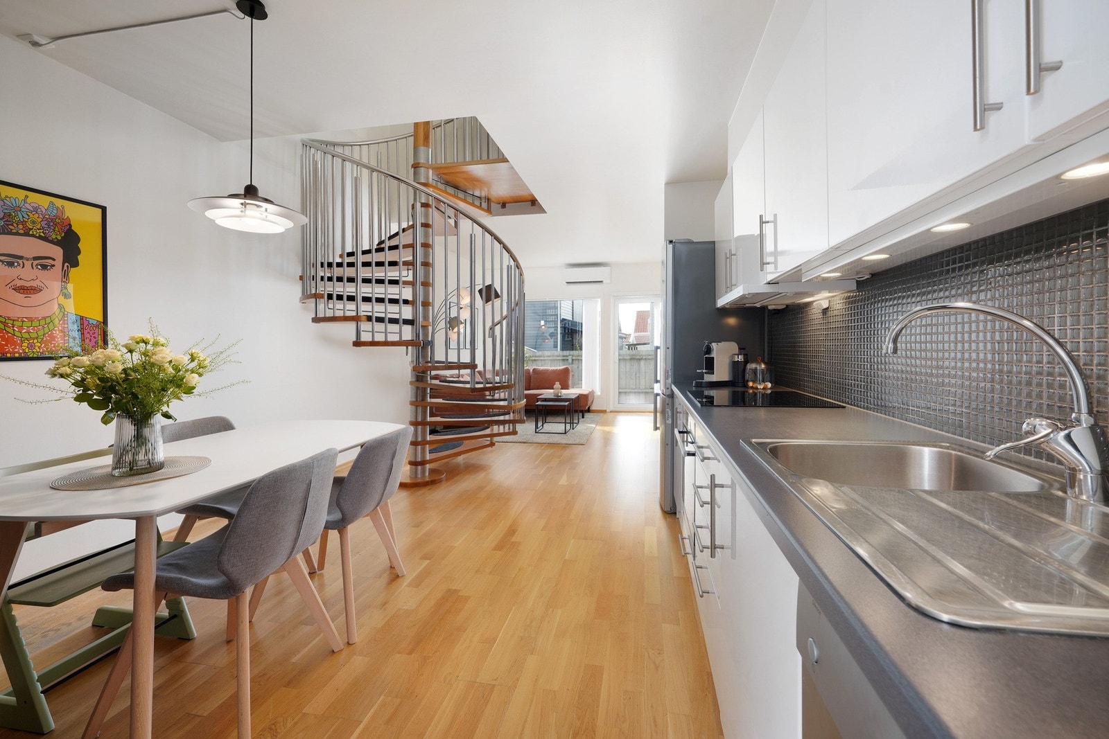 Stue og kjøkken har en åpen løsning med lys atmosfære. Galleribilde