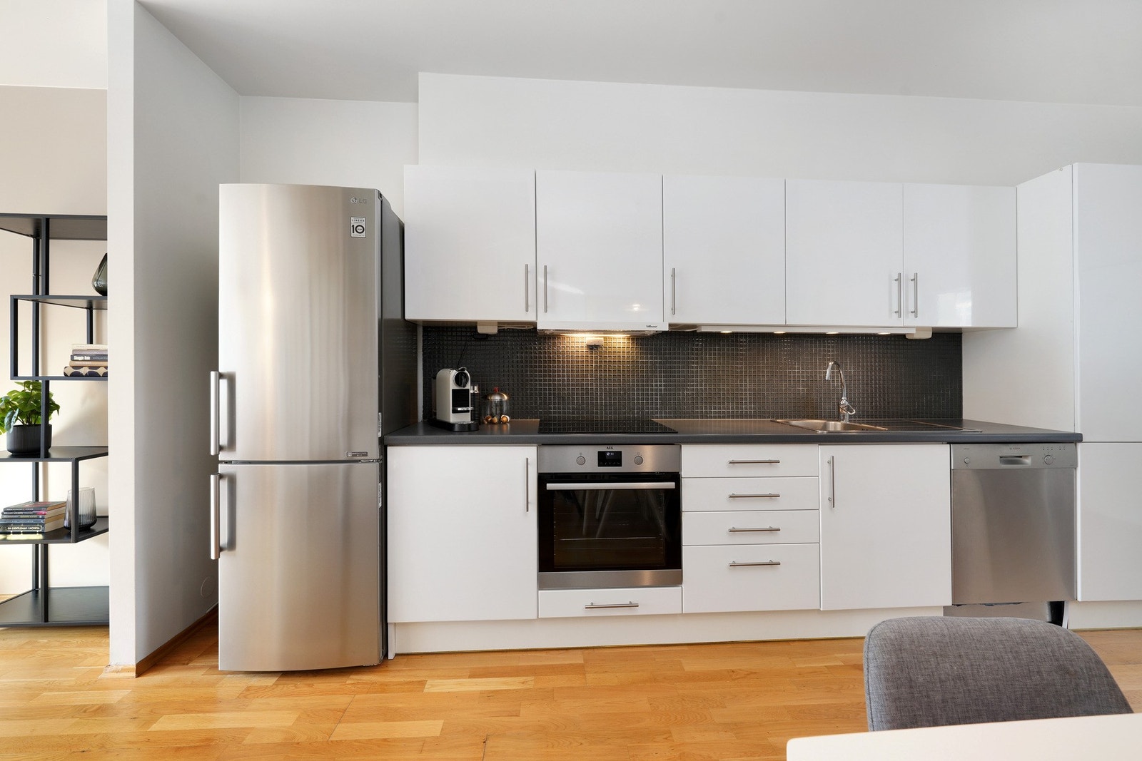 Kjøkkenet er klassisk hvitt med en nyere integrert koketopp og stekeovn. Galleribilde