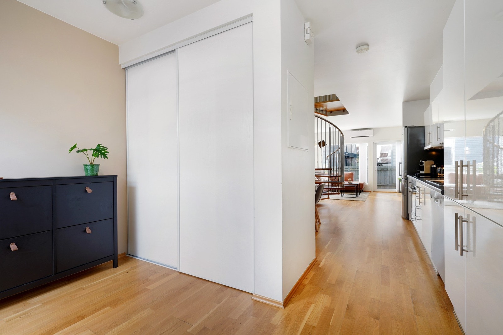 I gangen er det også en skyvedørsgarderobe Galleribilde