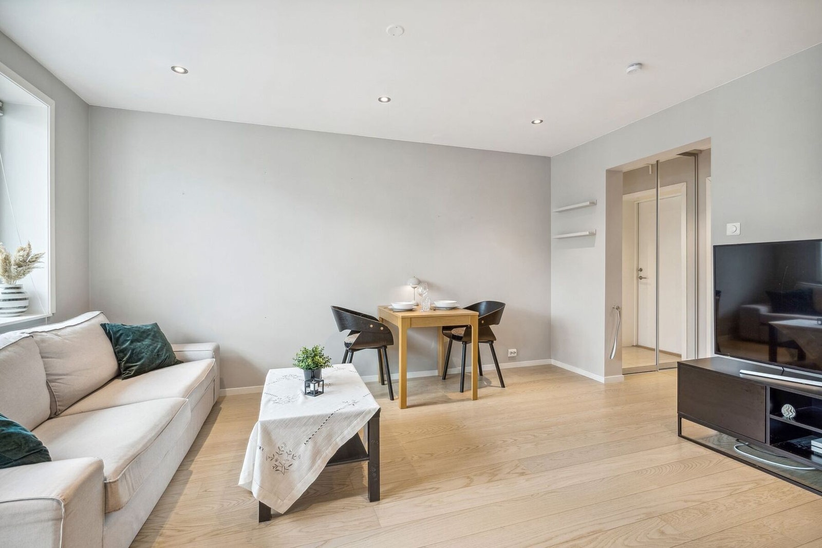 Stuen har flere møbleringsmuligheter samt god plass til spisegruppe. Galleribilde