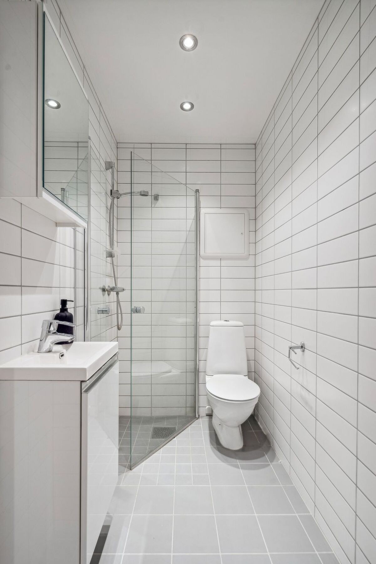 Lyst og flott bad med TG1 gitt av takstmann i rapport. Fordelerskap for rør i rør, elektrisk avtrekksvifte og varmekabler i gulv. Galleribilde